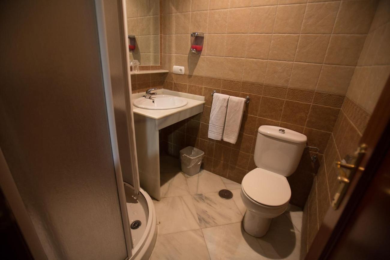 Twin Room - Photo 3