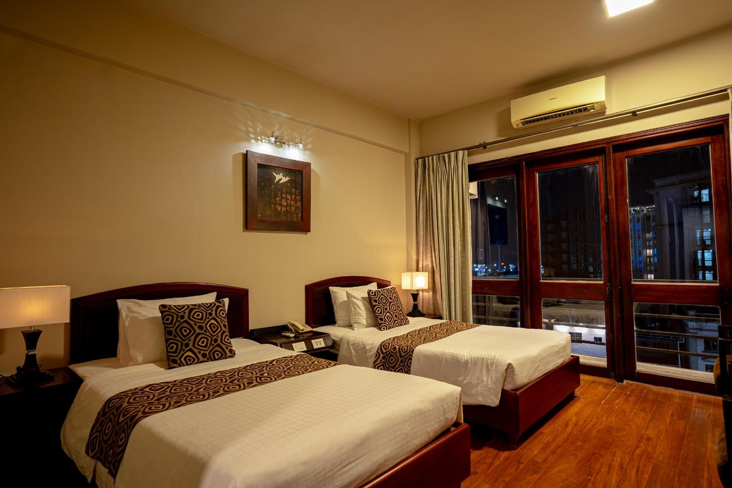 Deluxe Double or Twin Room with City View - Photo 4