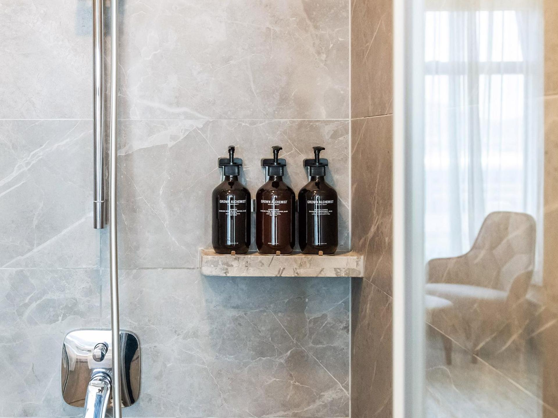 Luxe Harbor King Room photo 2