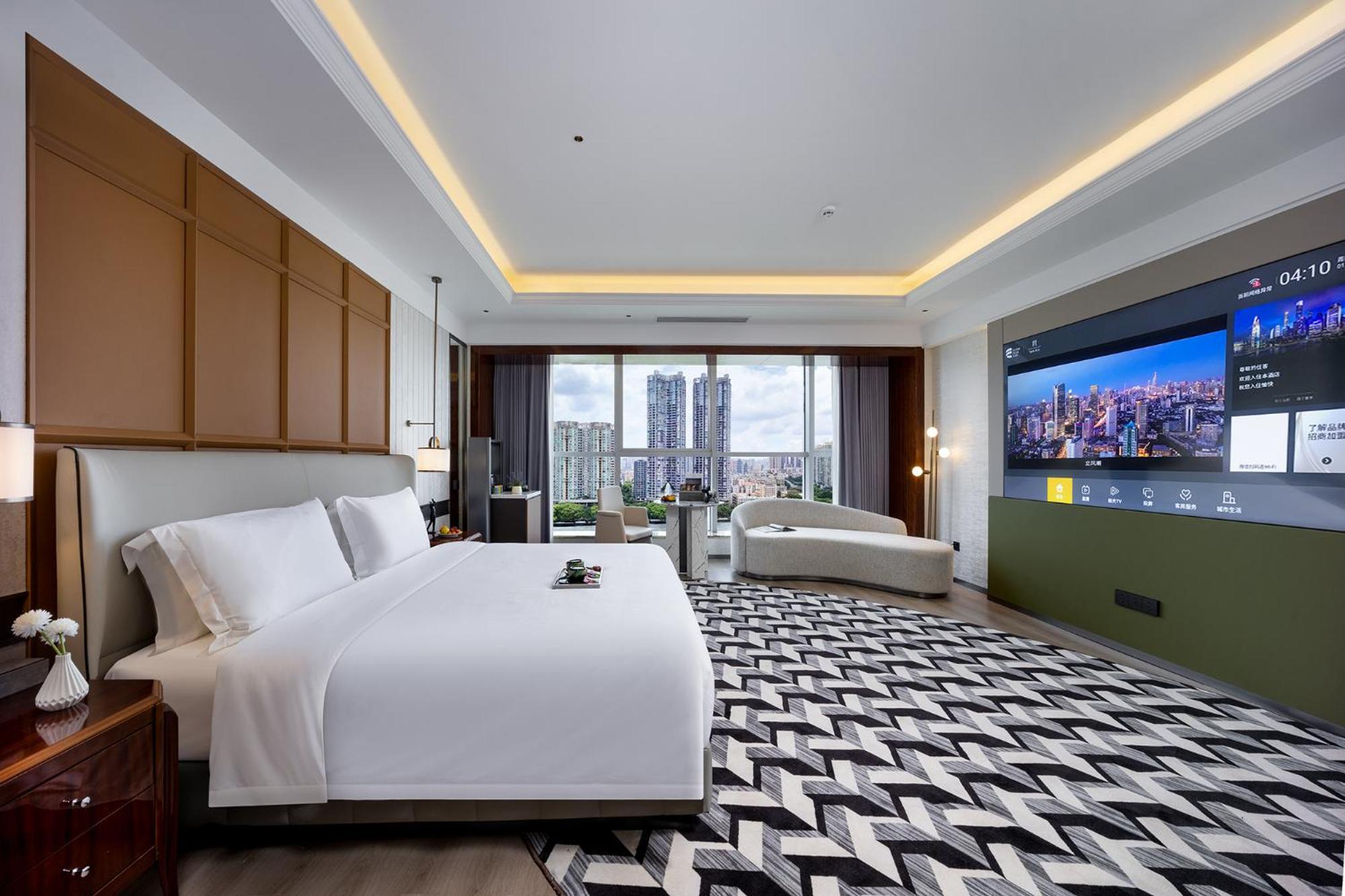 Elegant Cinema King Room with River View