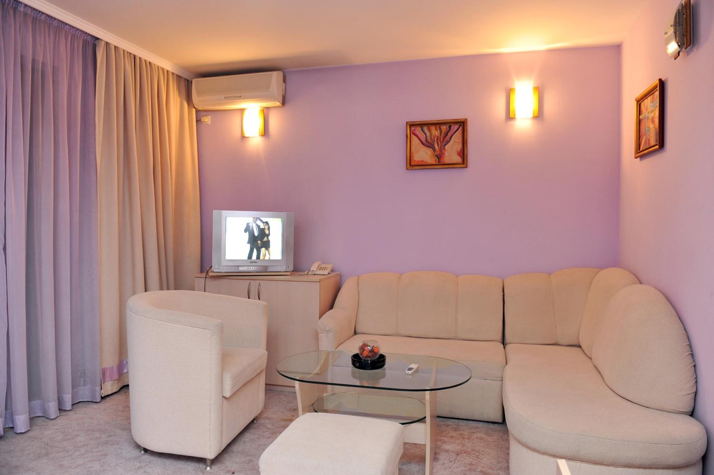 Junior Suite with Balcony - Photo 4