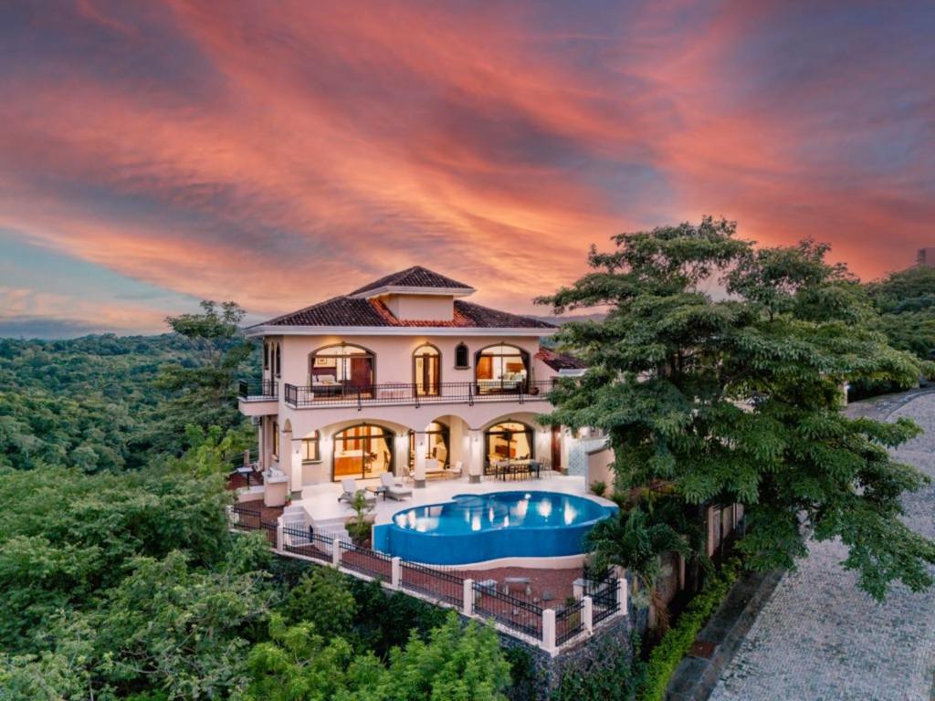 Six-Bedroom Holiday Home photo 3