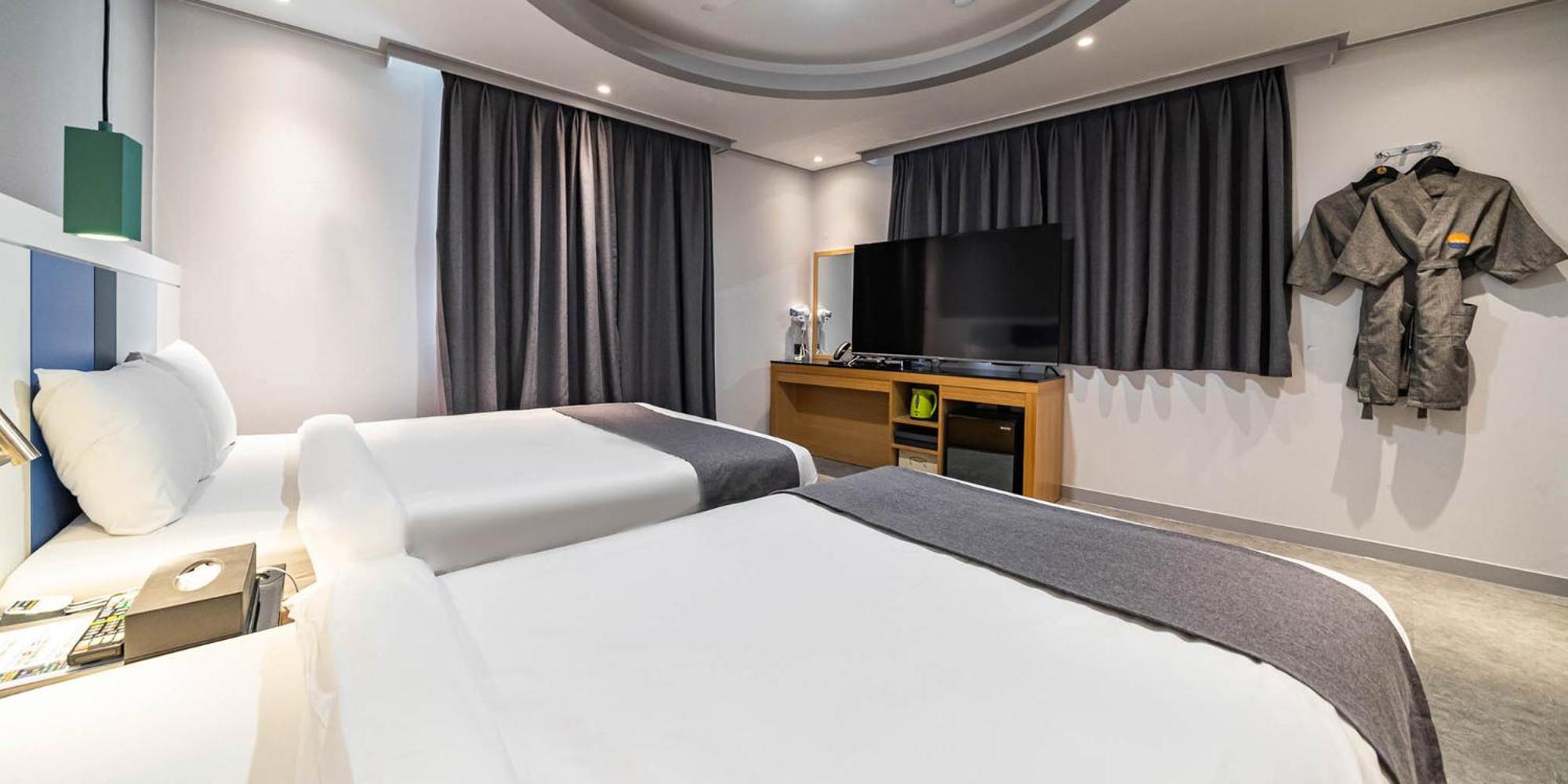 Family Twin room - Photo 6