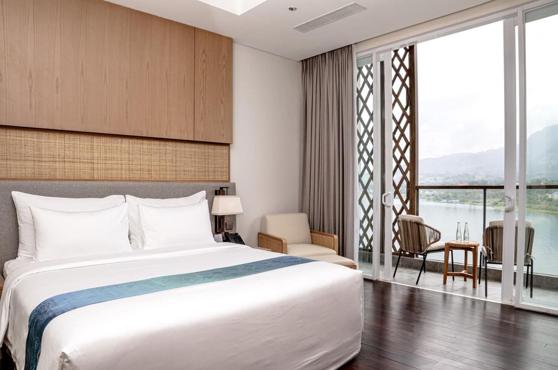 Suites Lake View Room photo 1