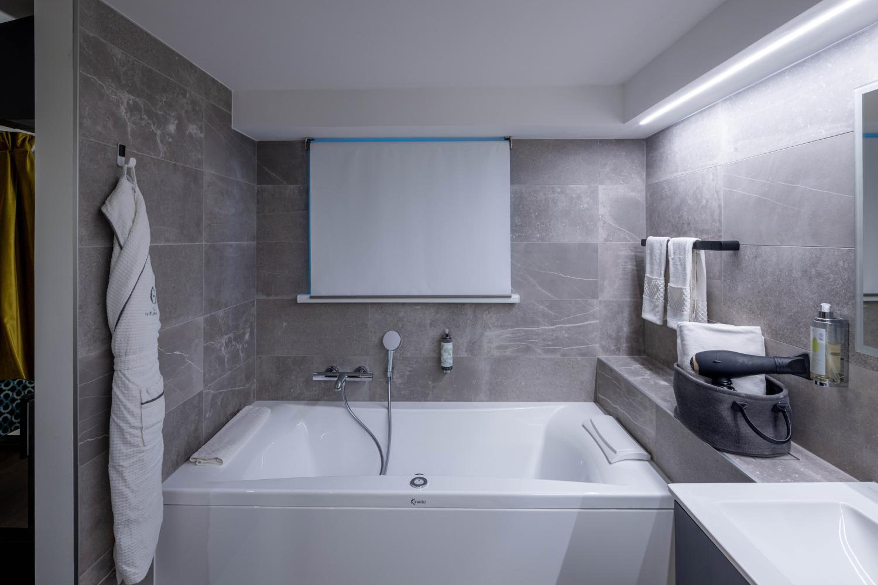 Double Room with Spa Bath - Photo 7