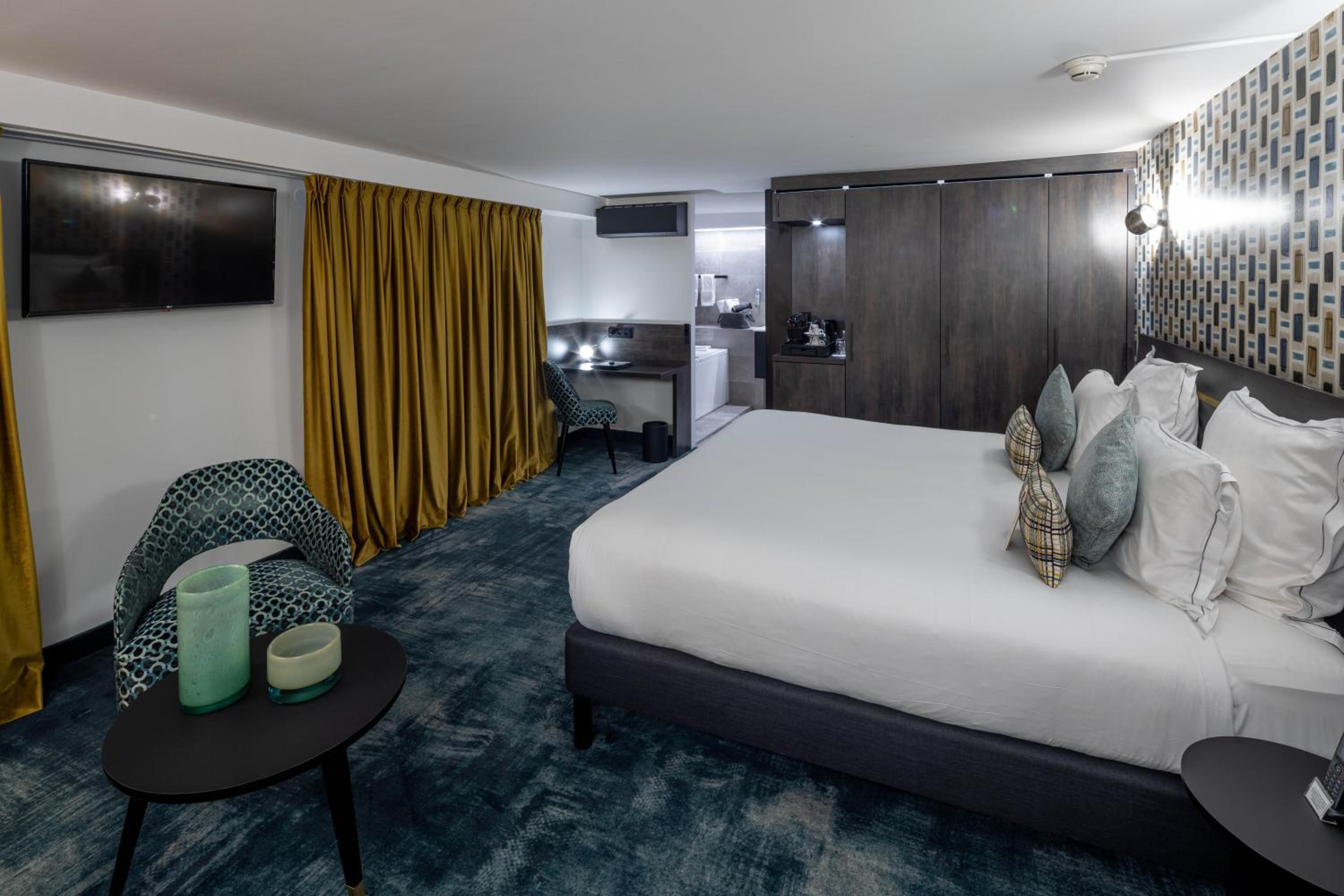 Double Room with Spa Bath - Photo 11