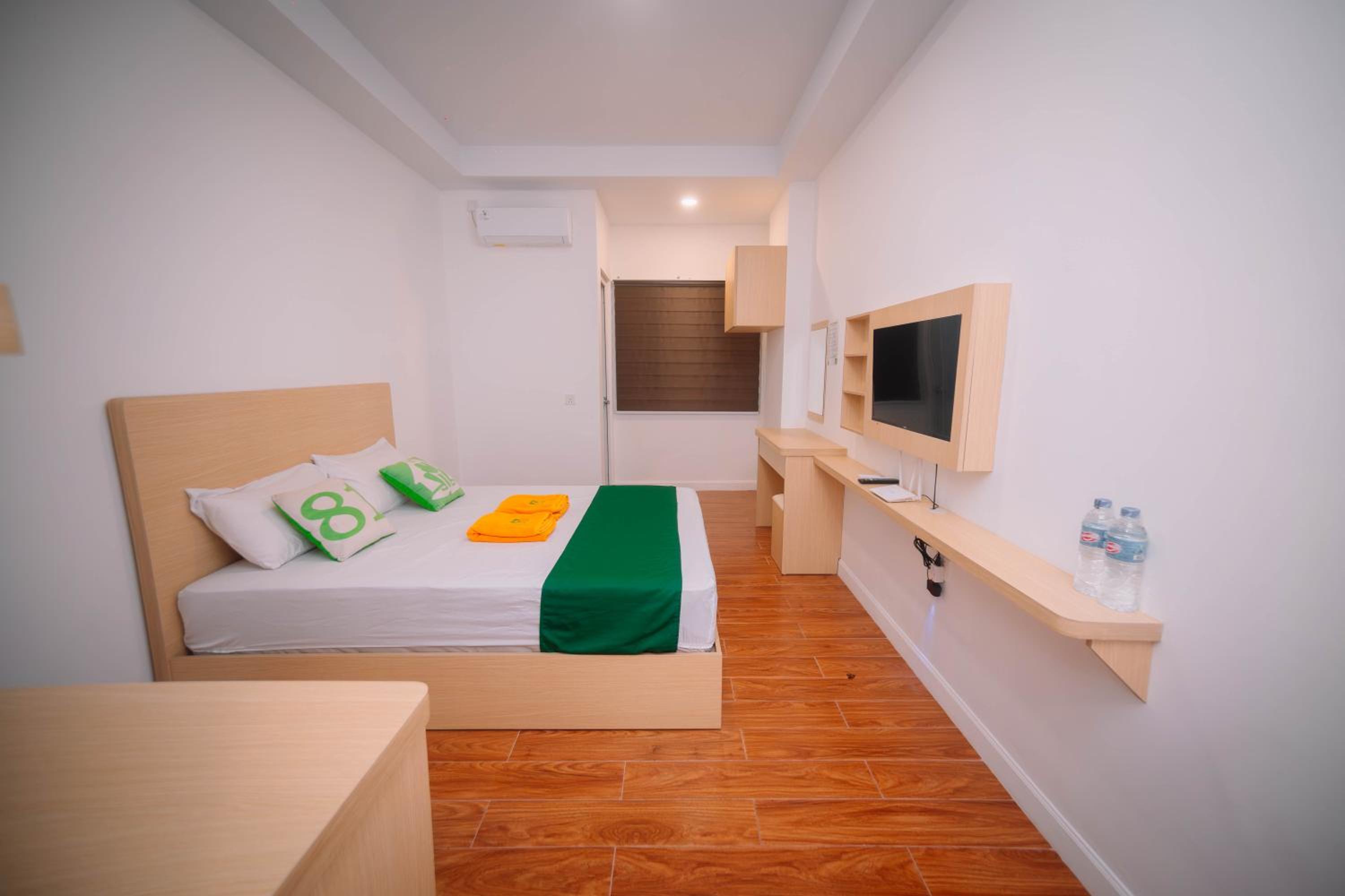 One-Bedroom Apartment photo 1