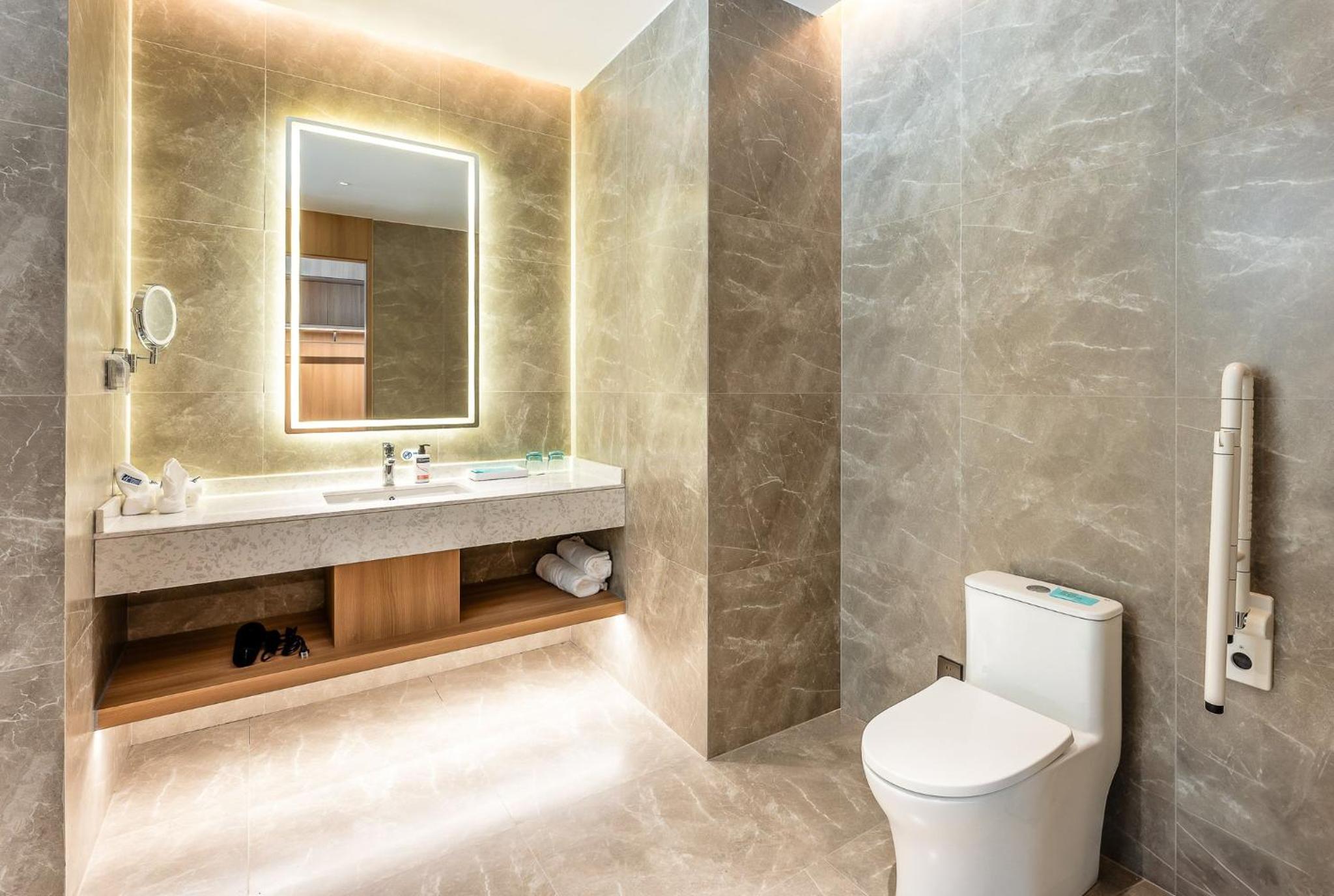 Standard King Room - Accessible photo 3