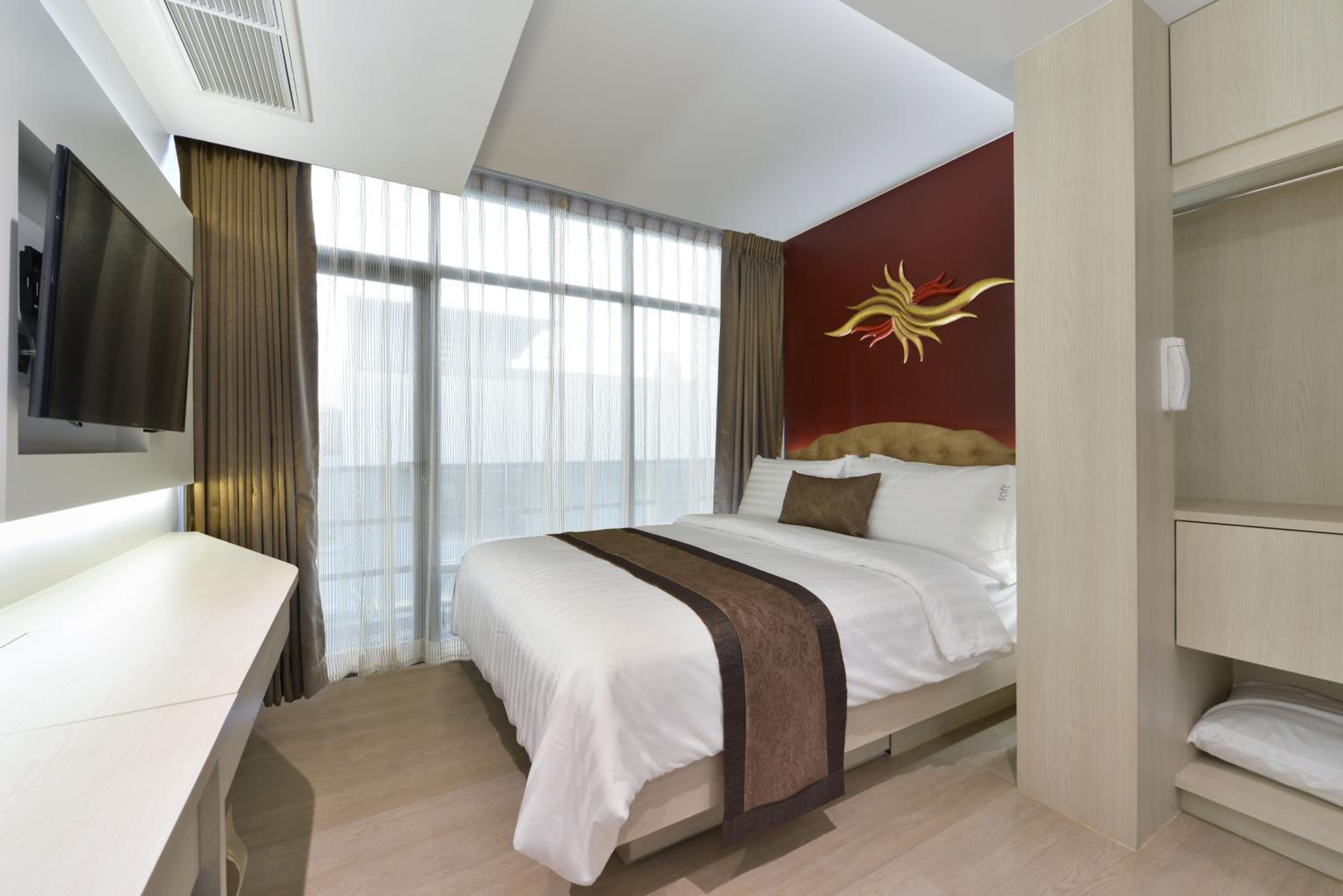 Premier Queen Room
