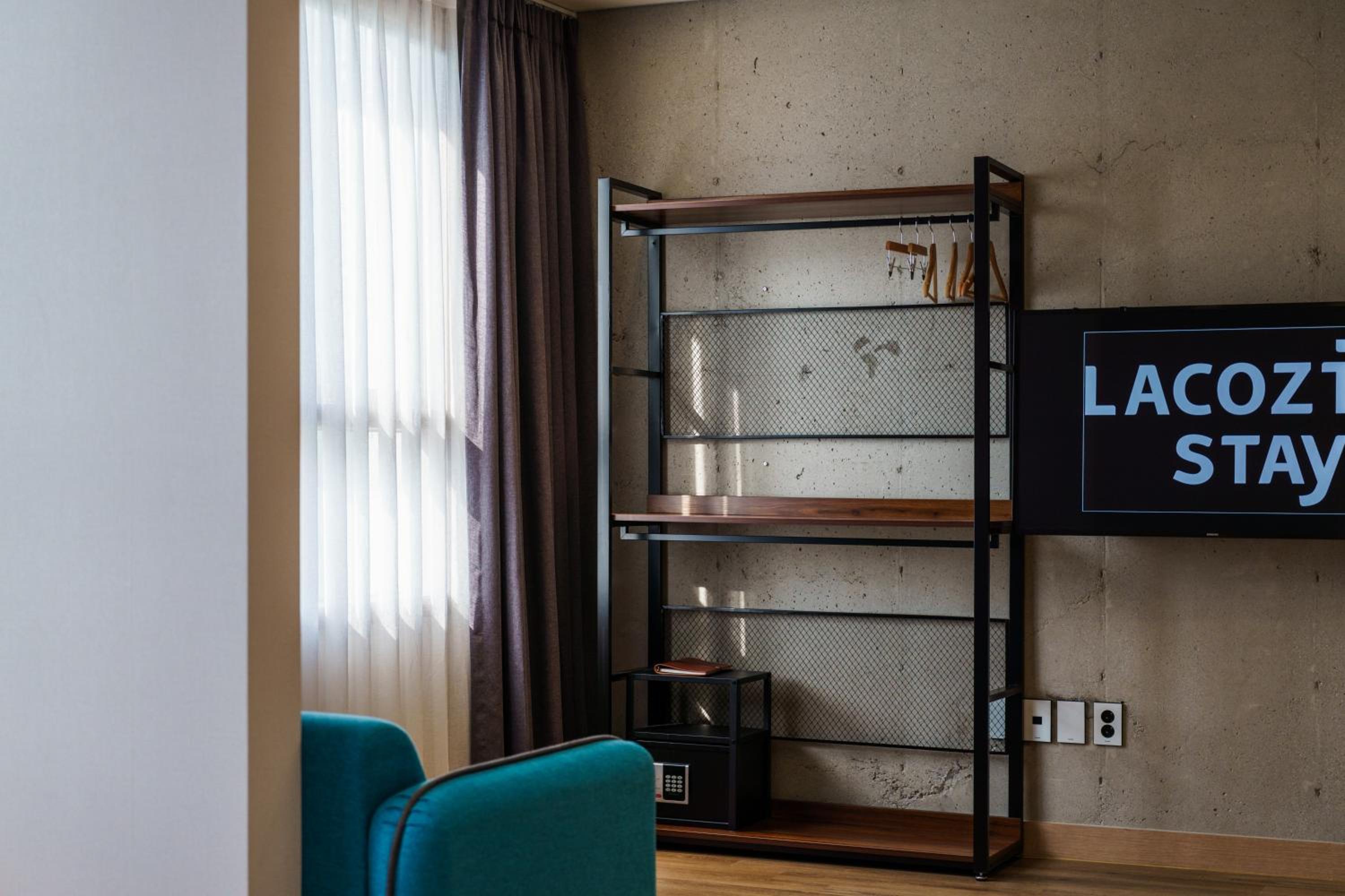 One-Bedroom Suite - Photo 7