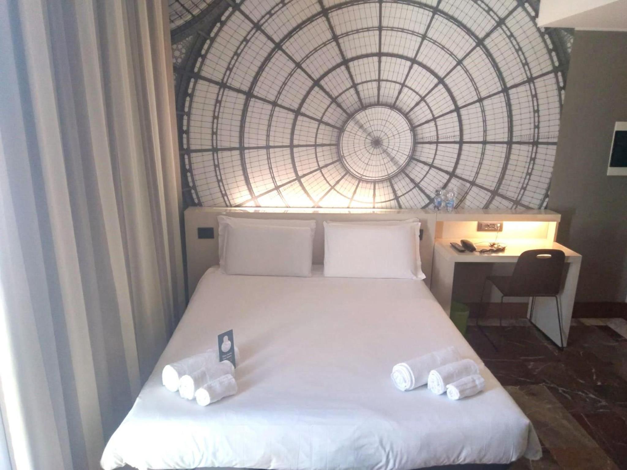Superior Double Room thumbnail 6