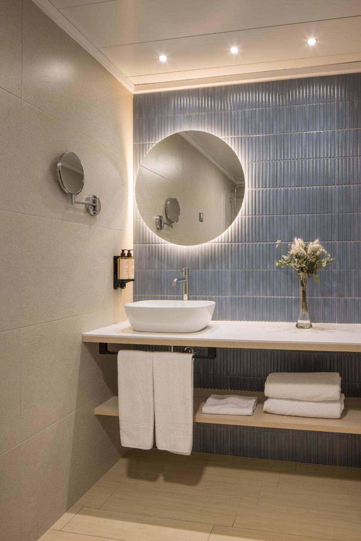 Double or Twin Room with Sea View - Photo 6