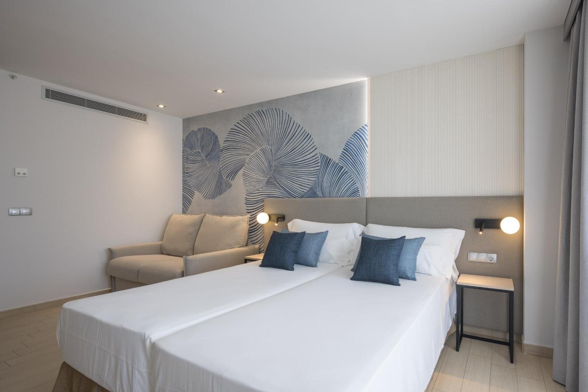 Double or Twin Room with Sea View - Photo 3