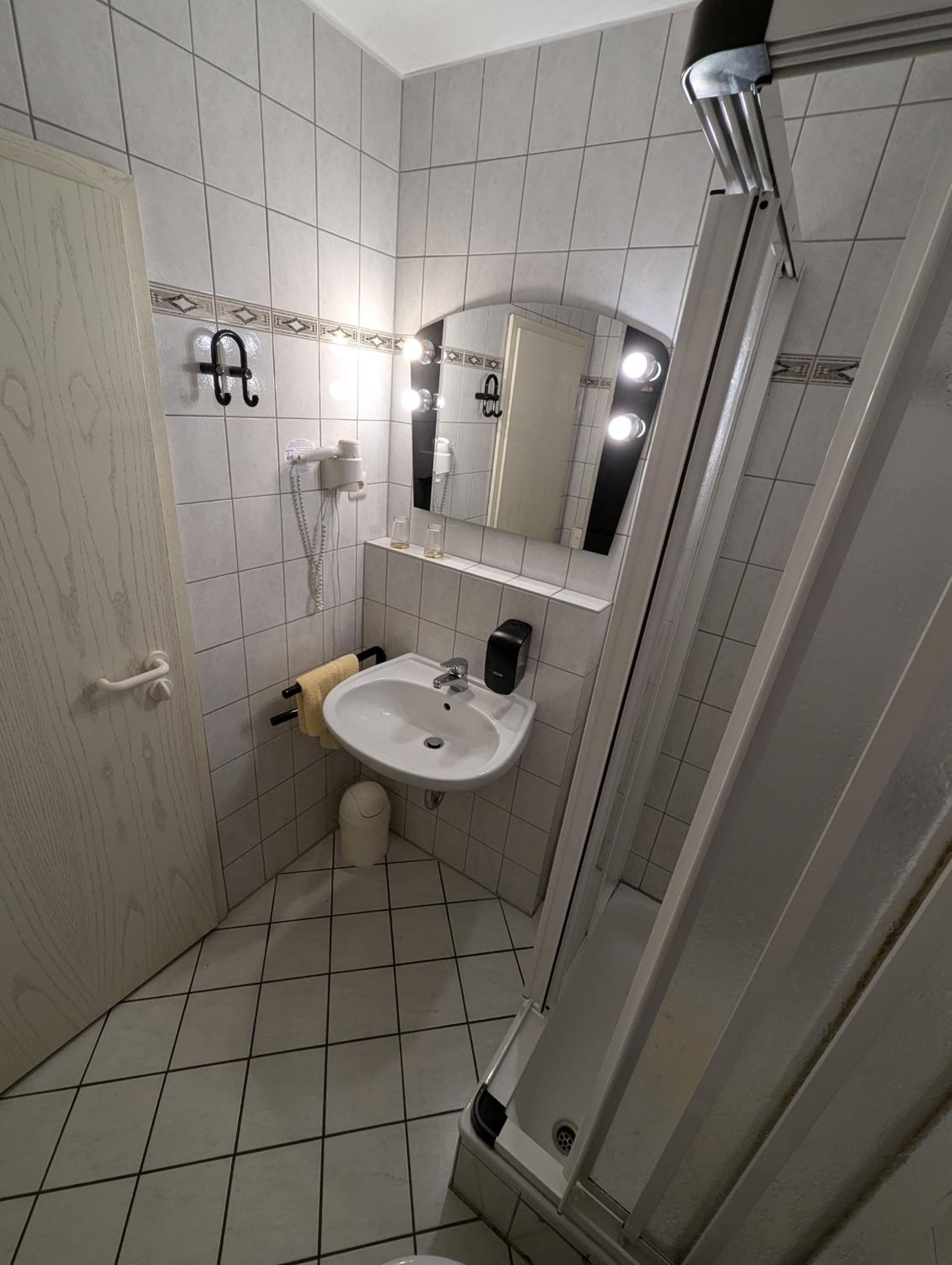 Single Room with Private Bathroom photo 3