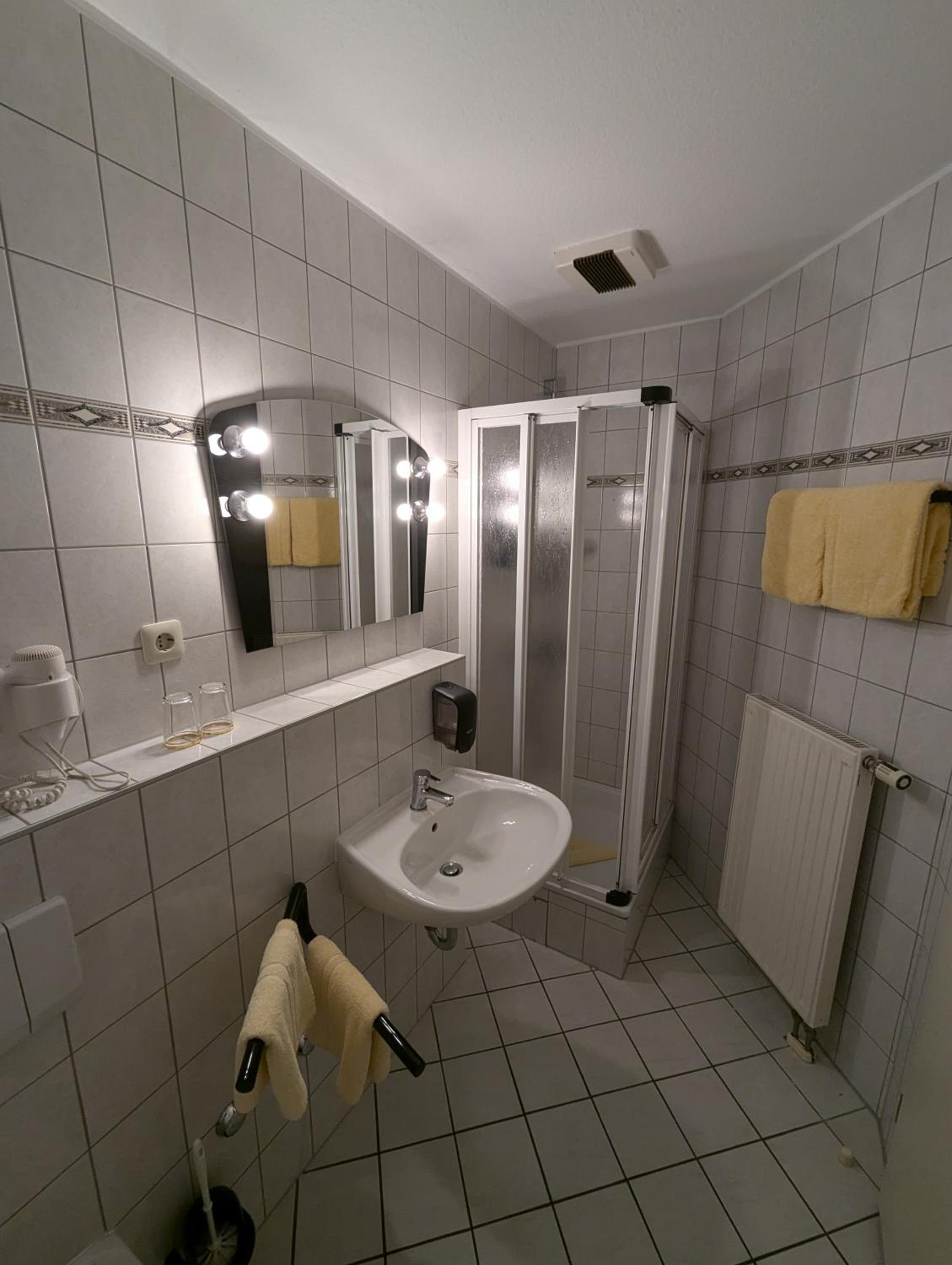 Twin Room with Private Bathroom photo 2
