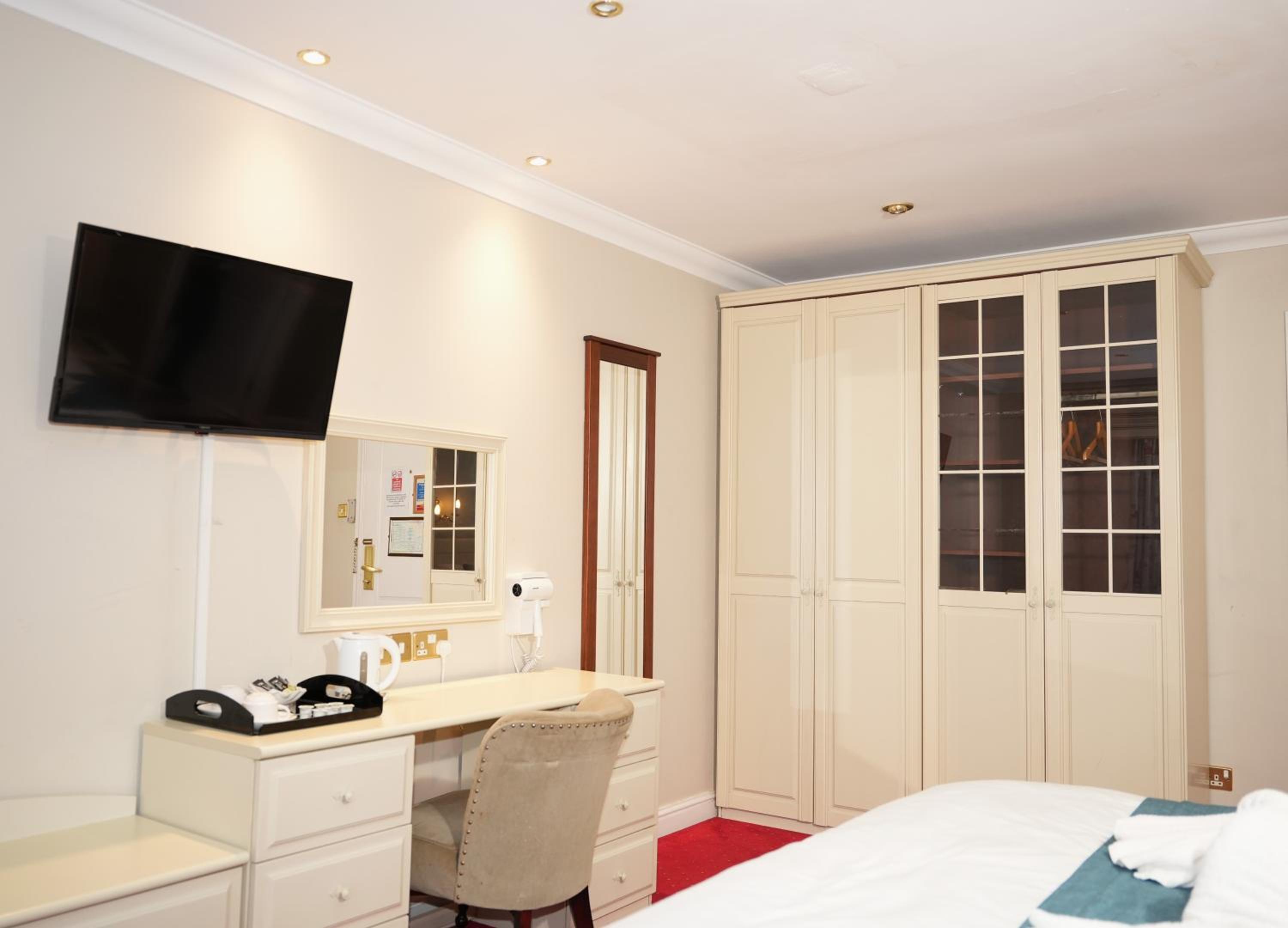 Deluxe King Room - Photo 2