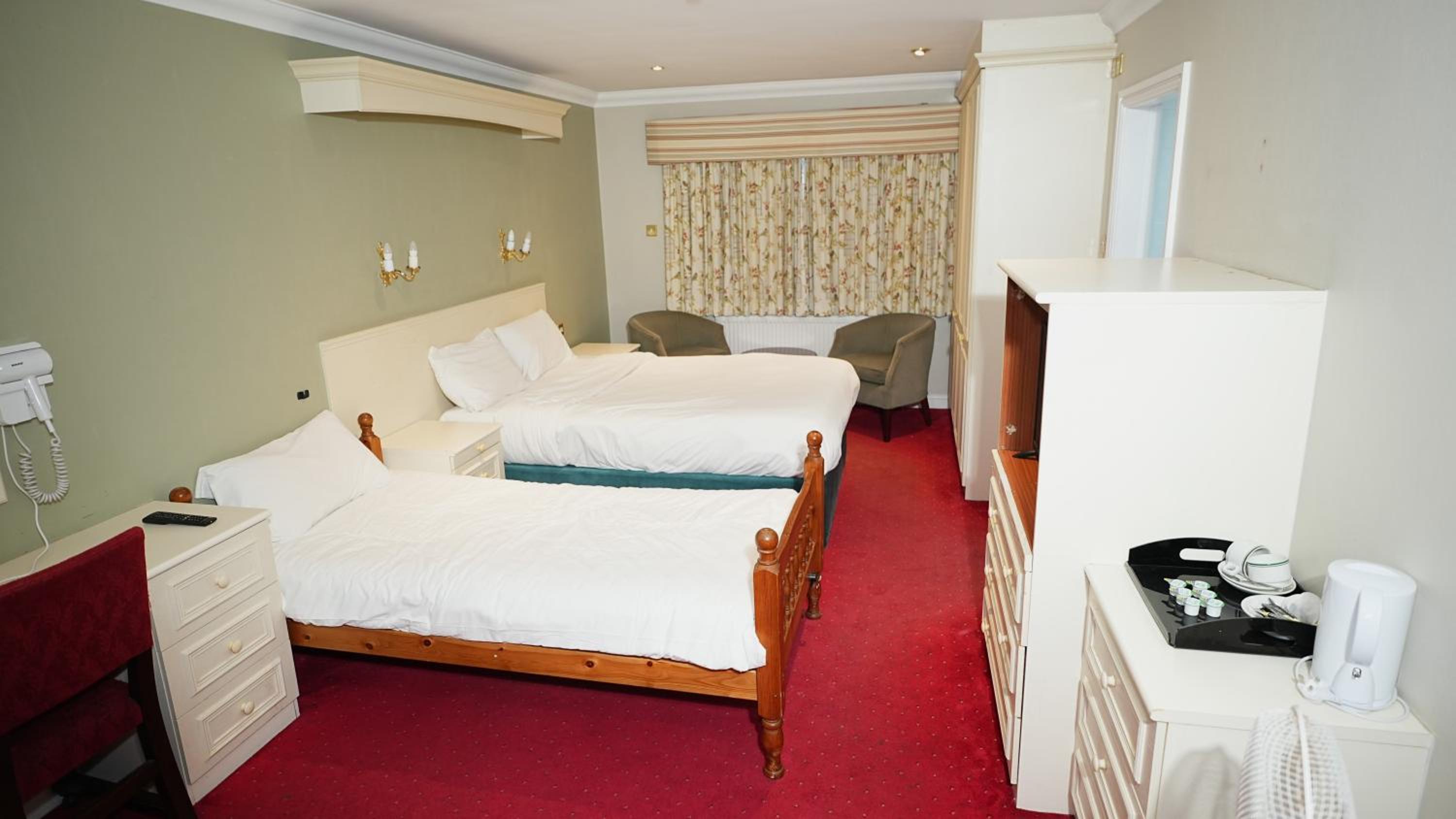 Deluxe Family Suite - Photo 1