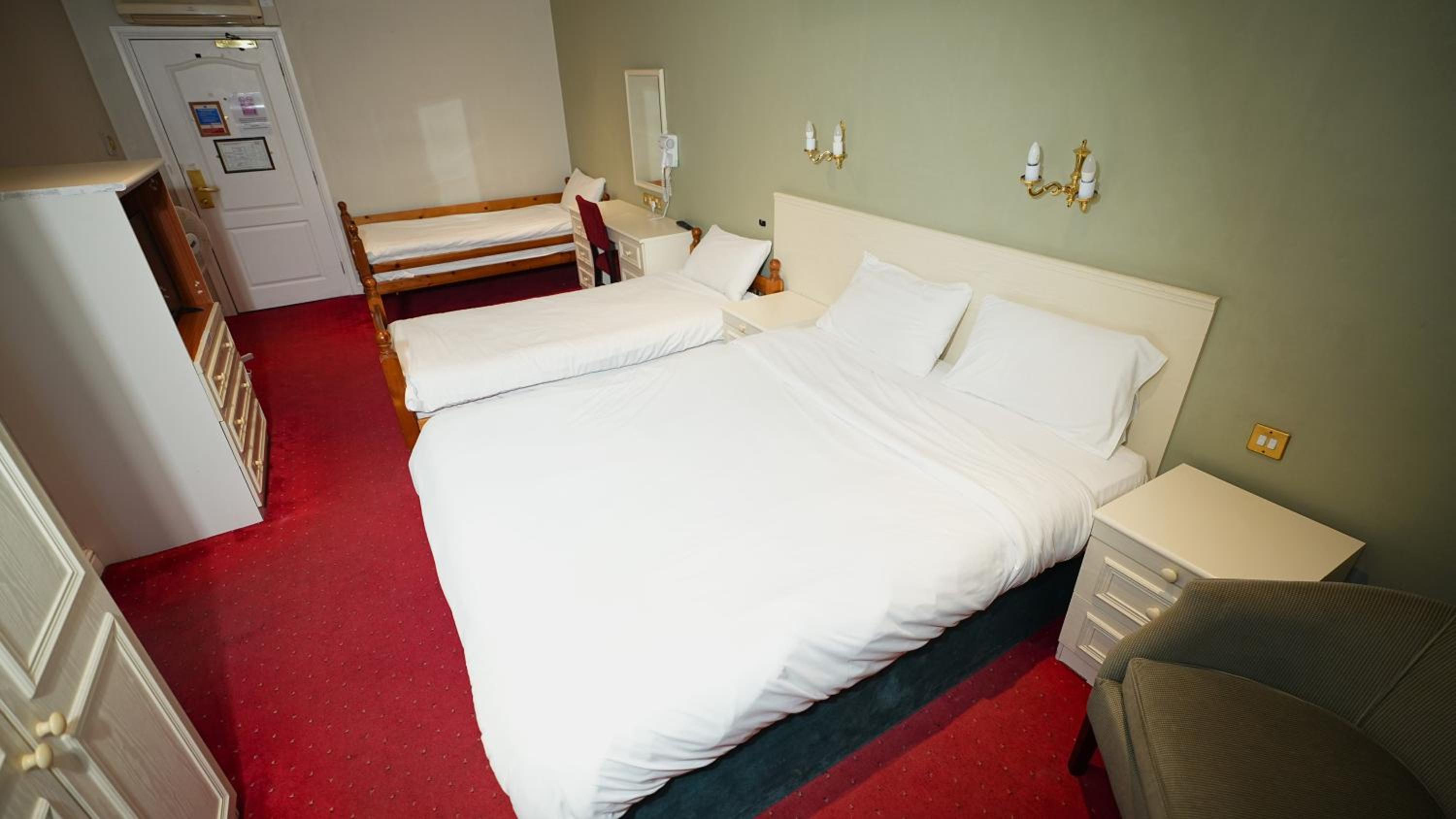 Deluxe Family Suite - Photo 6