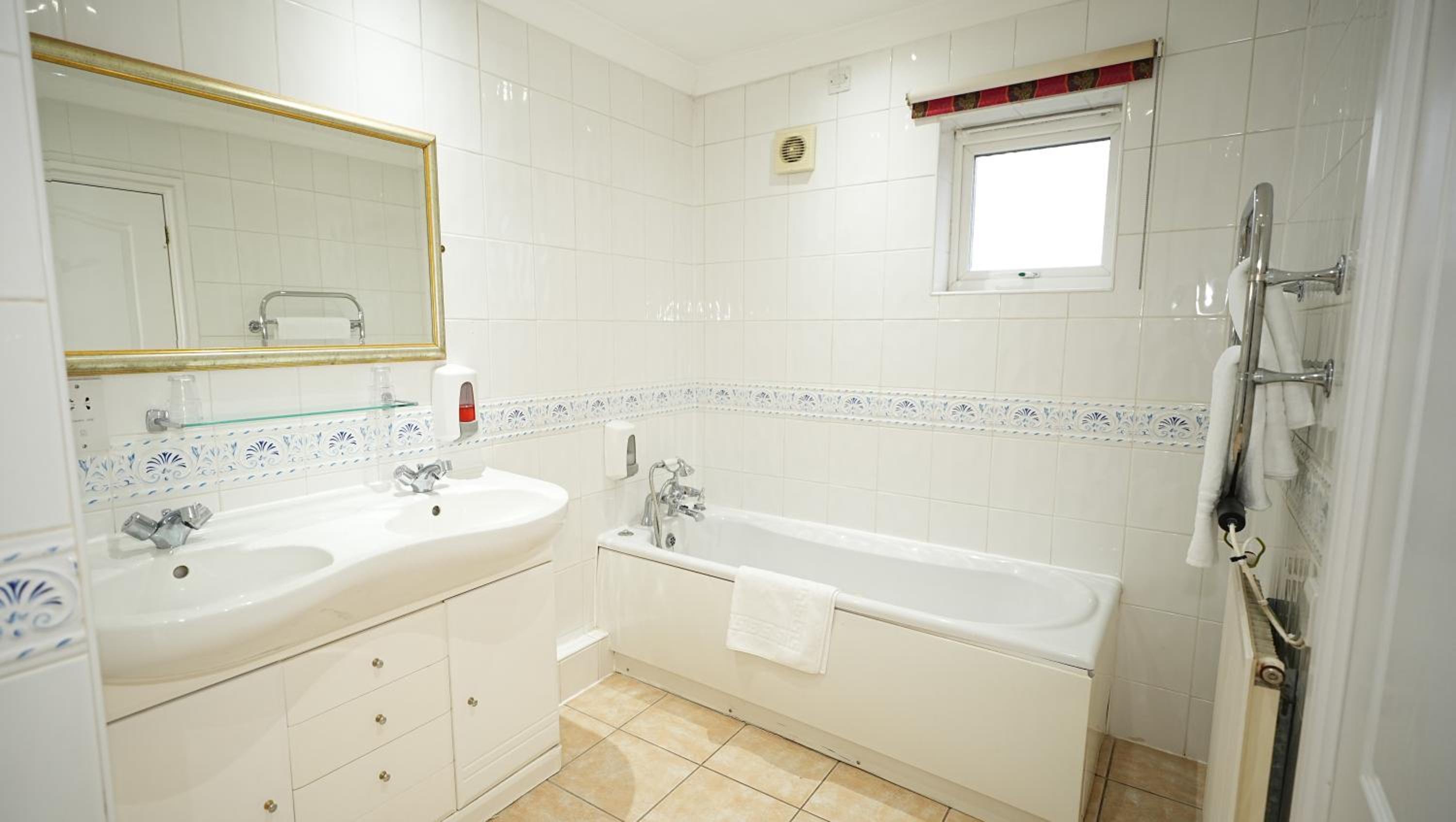 Executive Suite - Photo 10