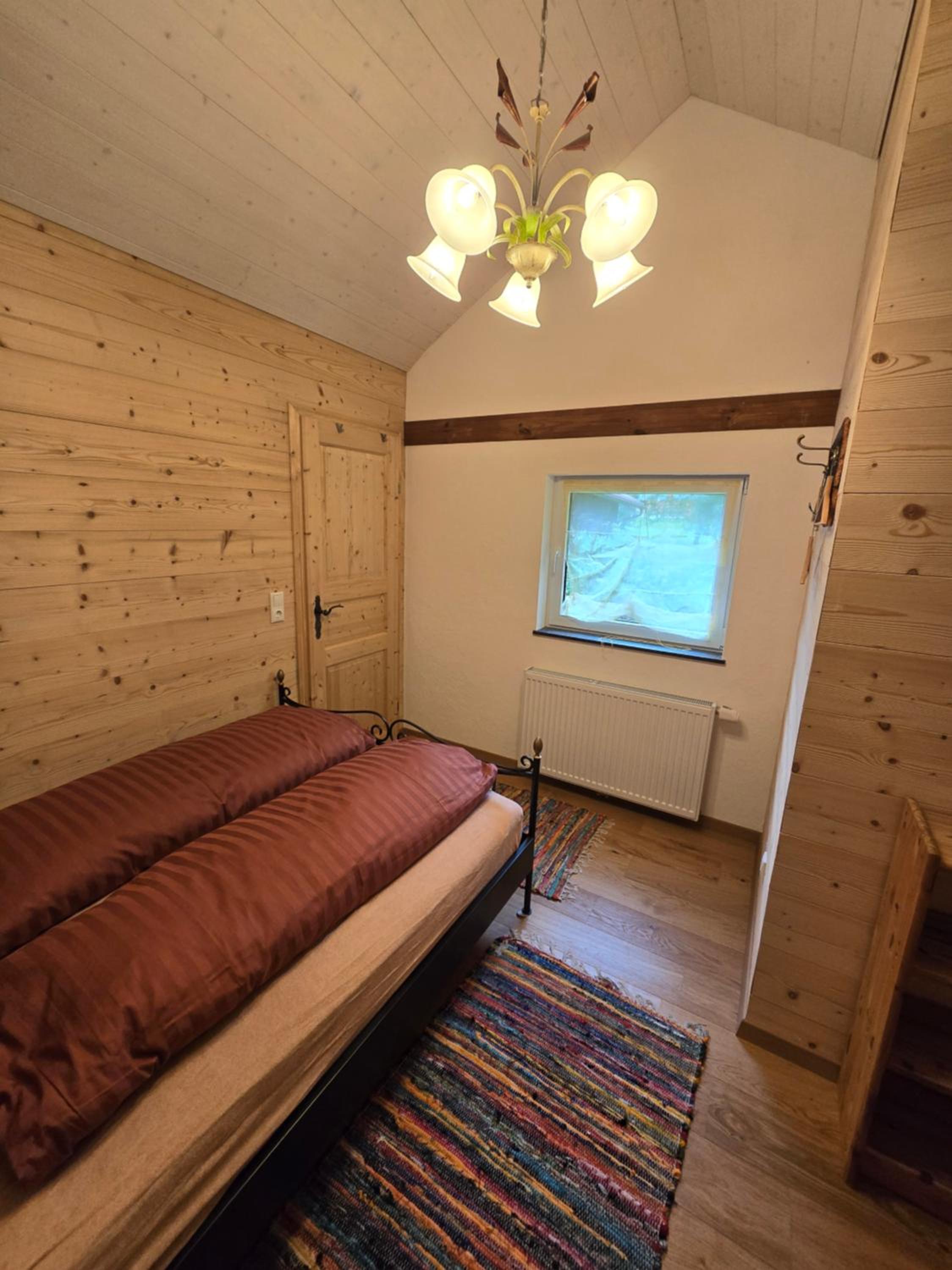 Five-Bedroom House - Photo 3