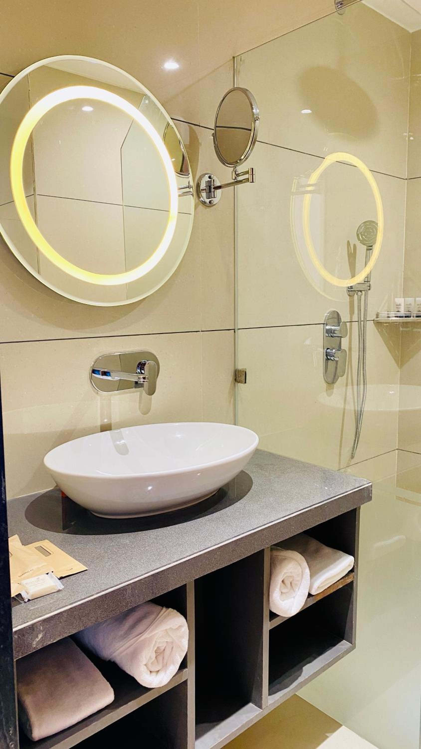 Quadruple Room with Private Bathroom - Photo 7