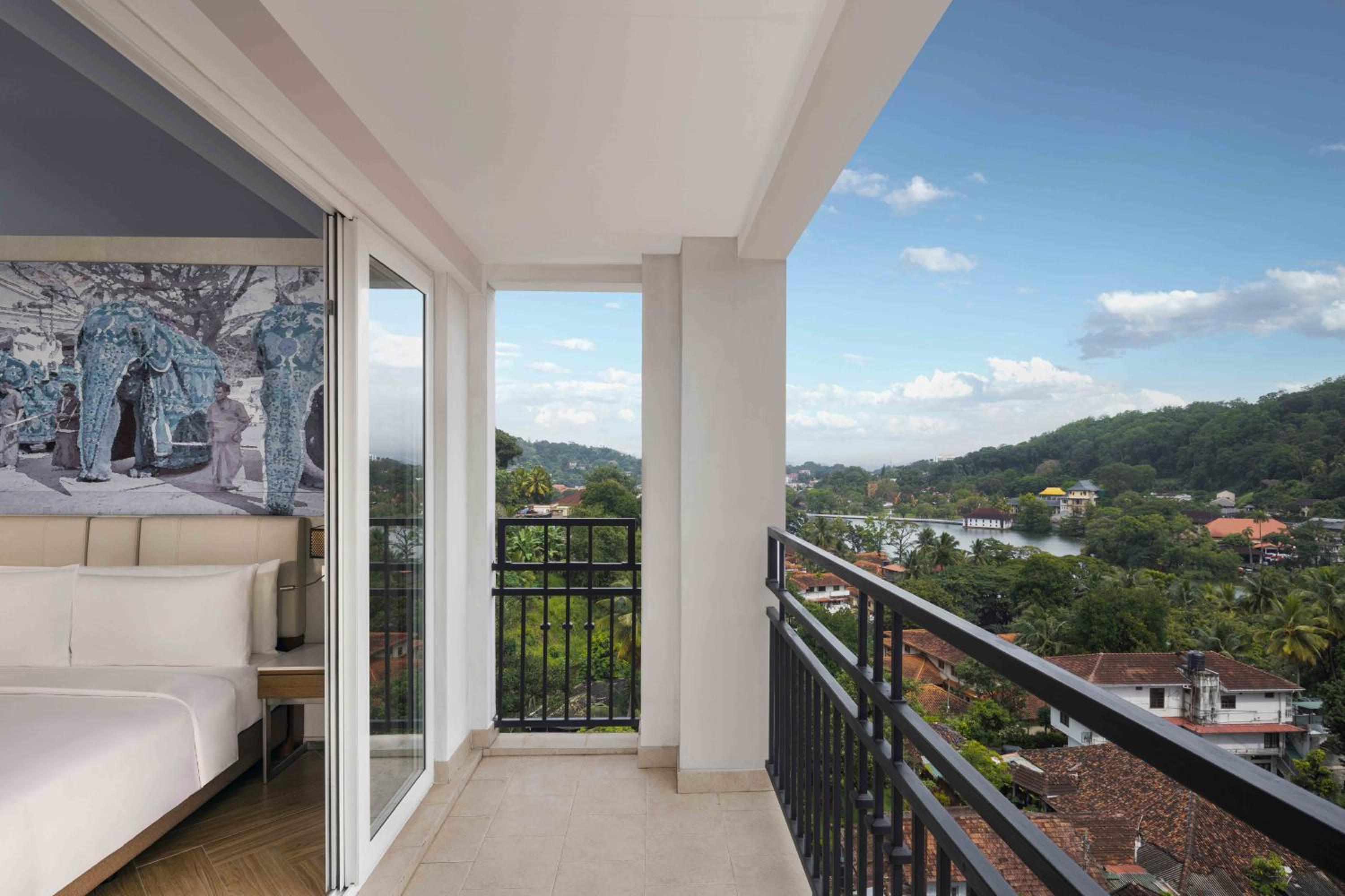 Suite - Lake View photo 3
