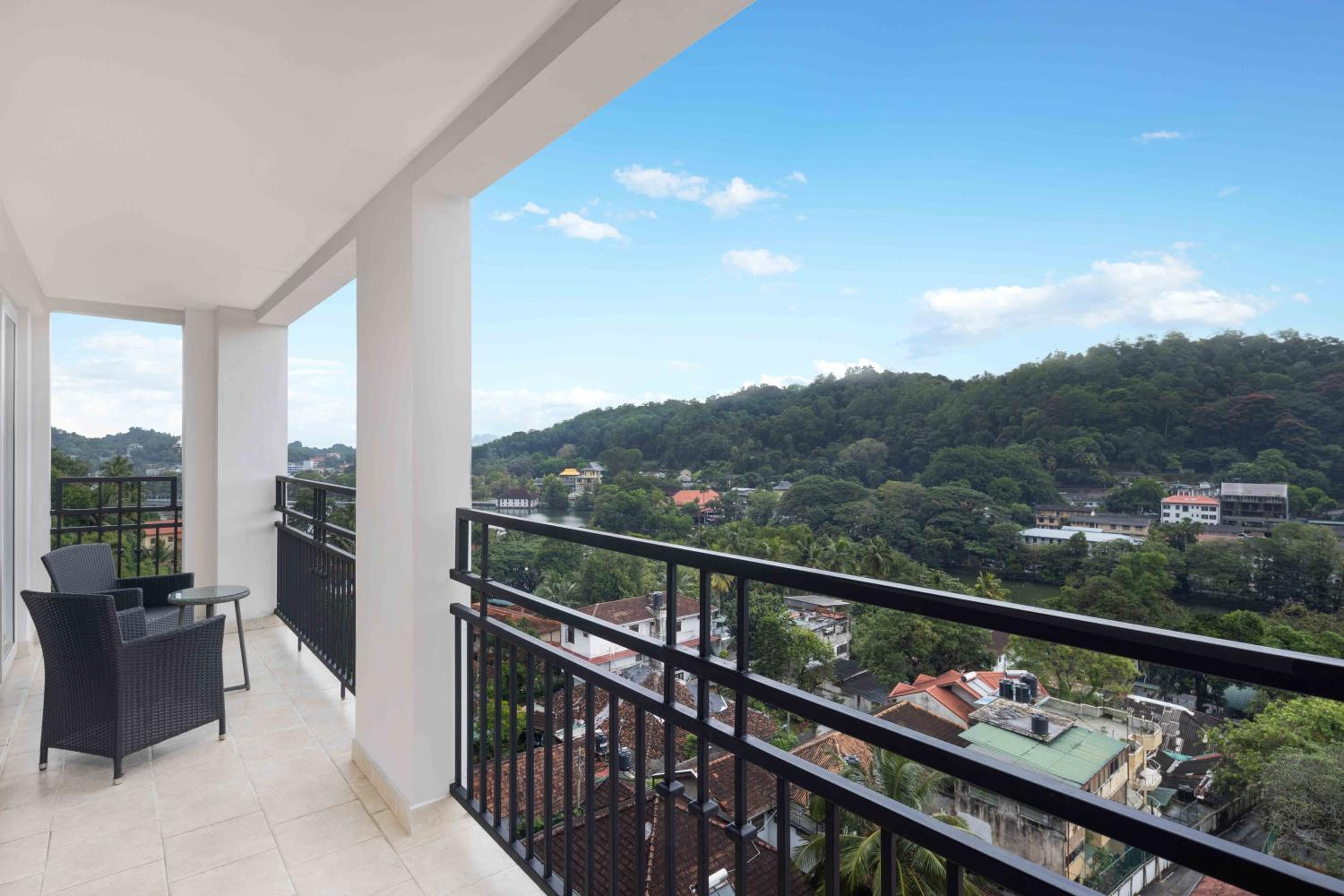 Suite - Lake View photo 2