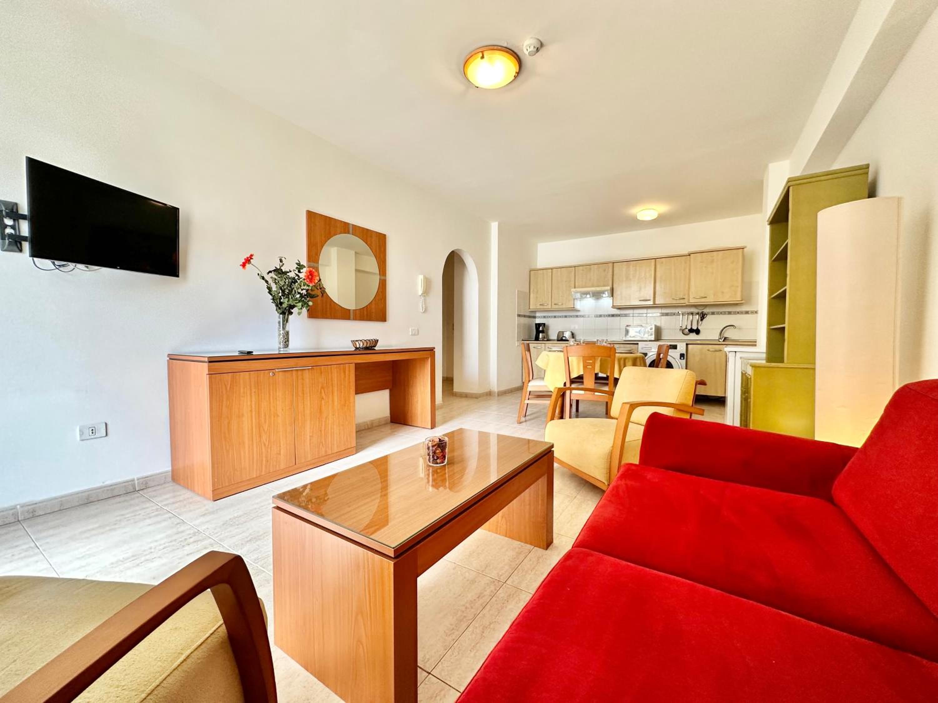 Apartamento de dos habitaciones con vista parcial al mar.