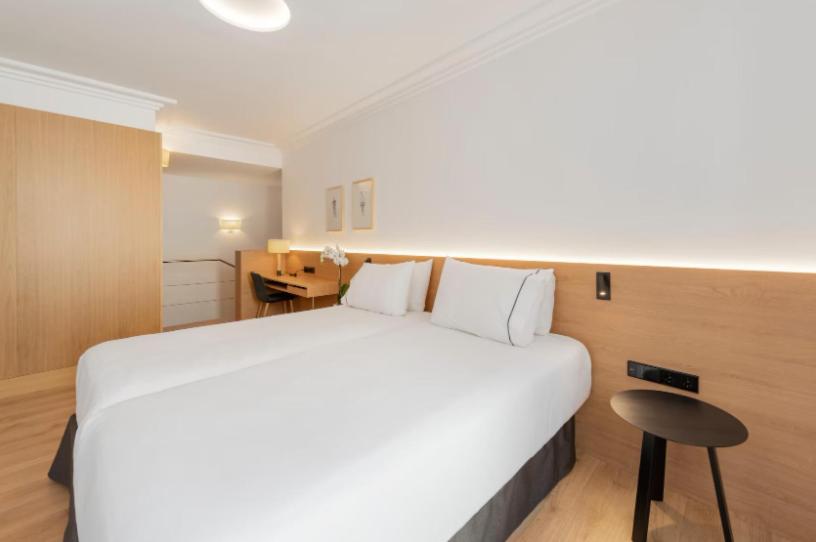 Deluxe Double Room - Photo 9