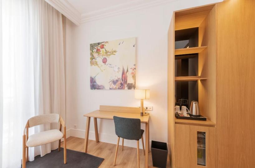 Deluxe Double Room thumbnail 5