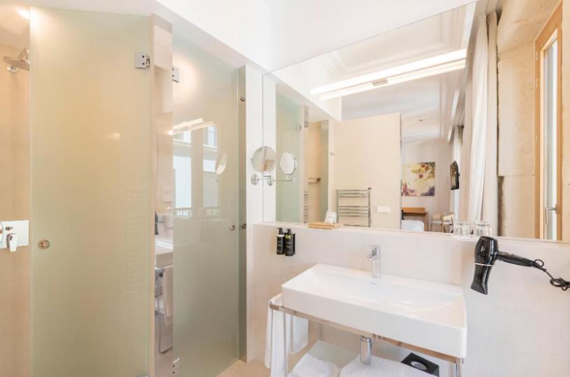 Deluxe Double Room thumbnail 6