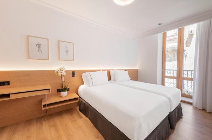 Deluxe Double Room - Photo 11