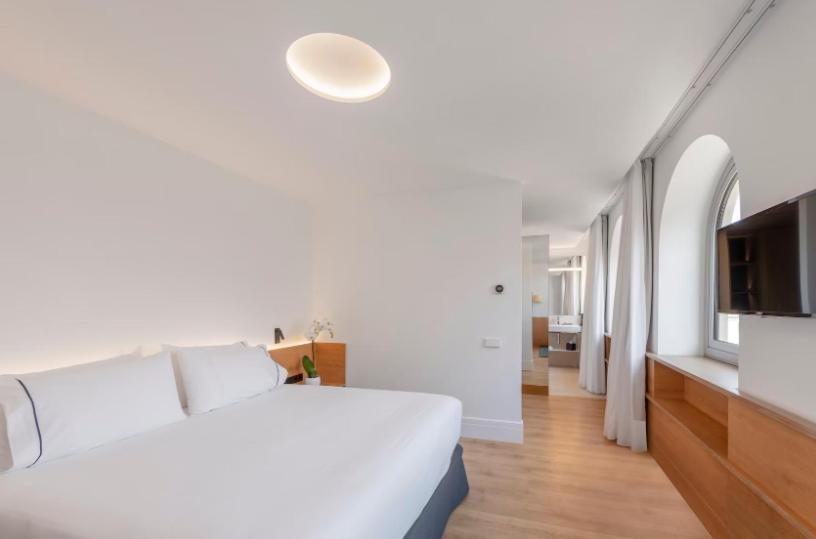 Deluxe Room with Views thumbnail 6