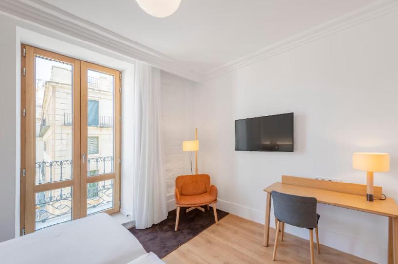 Deluxe Room with Views thumbnail 6