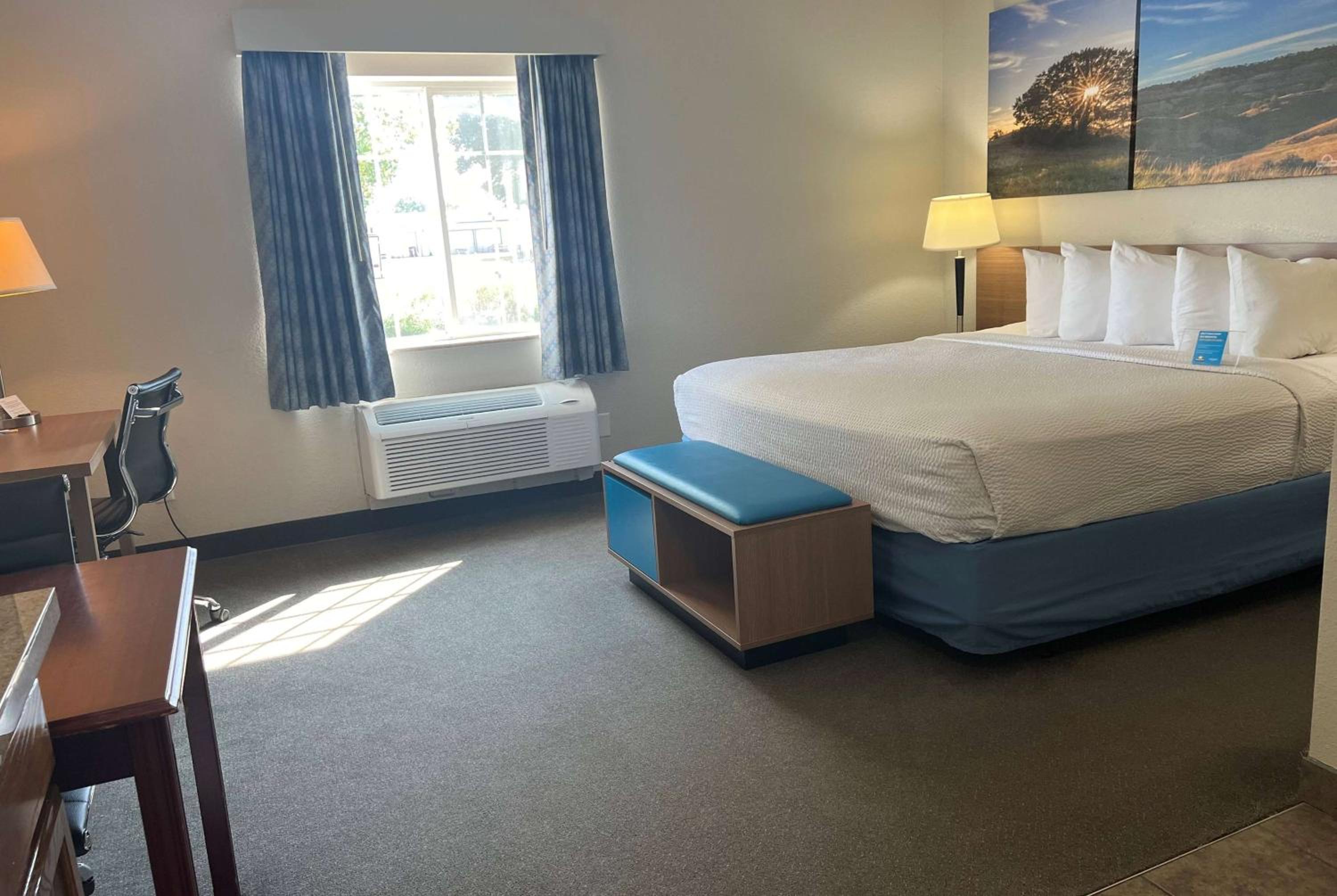 King Room with Kitchen - Mobility Accessible/Non-Smoking