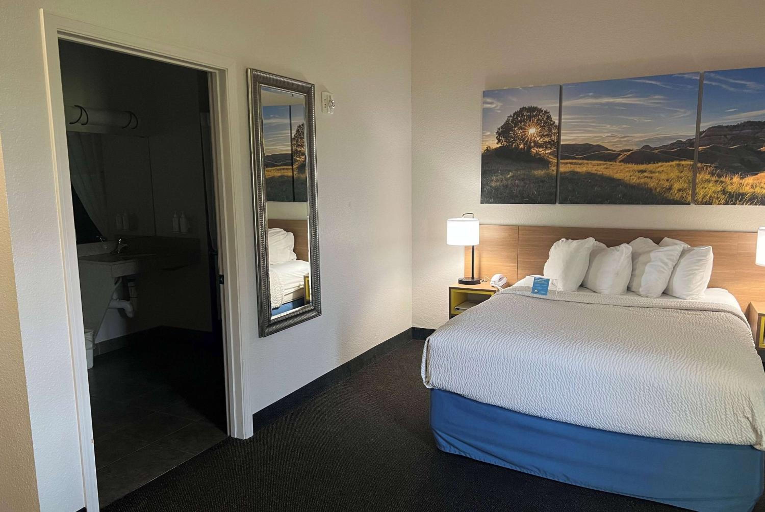 Queen Room with Kitchen - Mobility Accessible/Non-Smoking