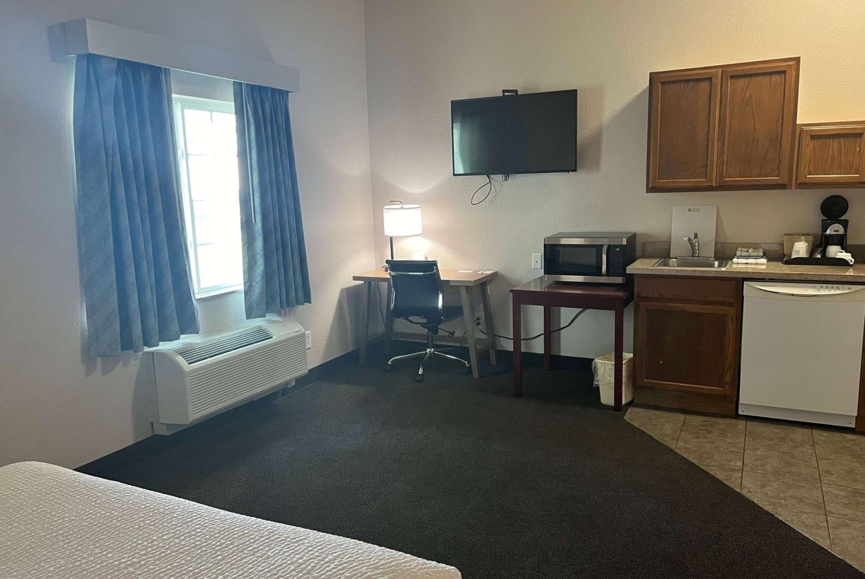 Queen Room with Kitchen - Non-Smoking
