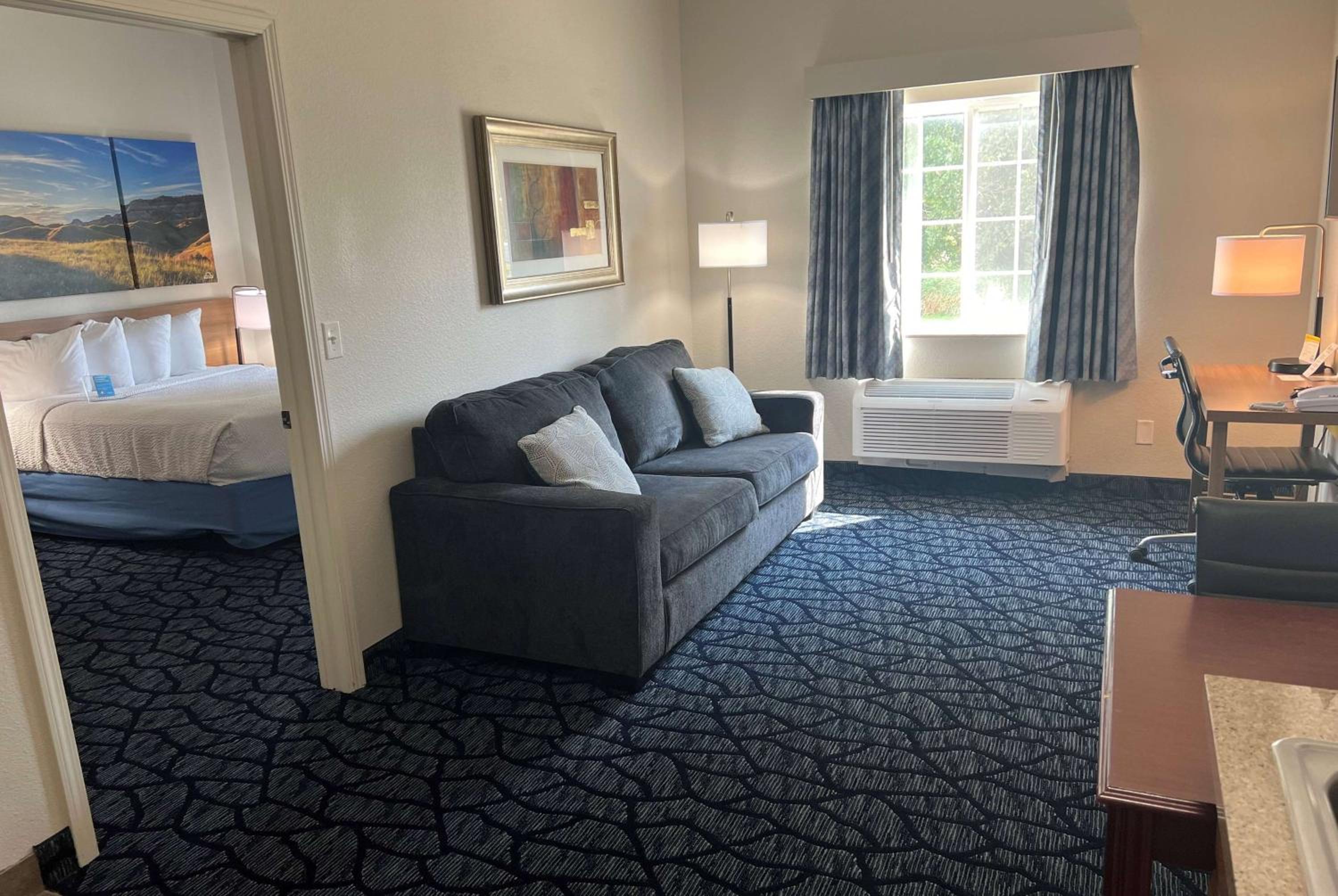 Queen Suite with Kitchen - Non-Smoking