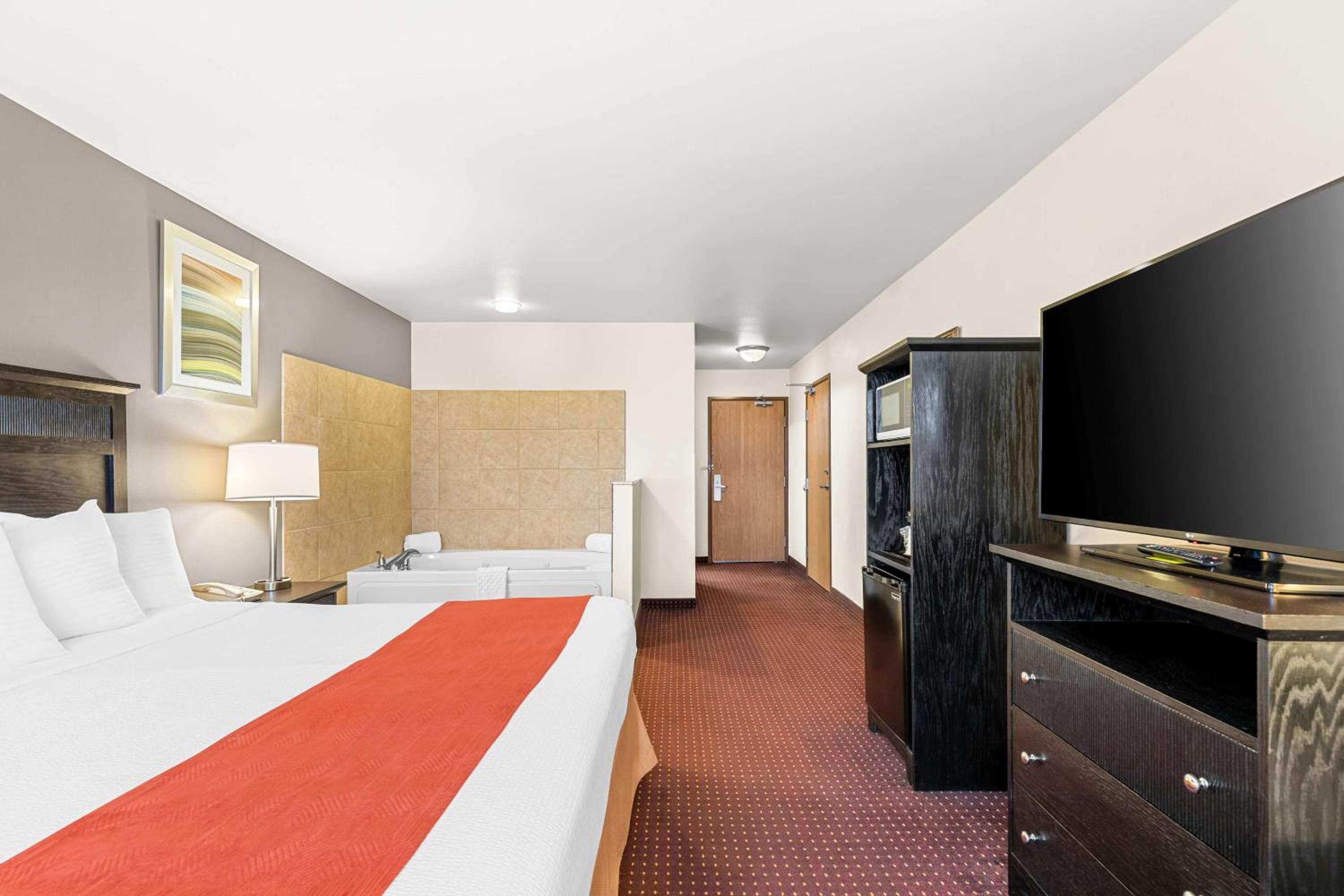 King Suite with Spa Bath and Walk-In Shower - Disability/Non-Smoking photo 2