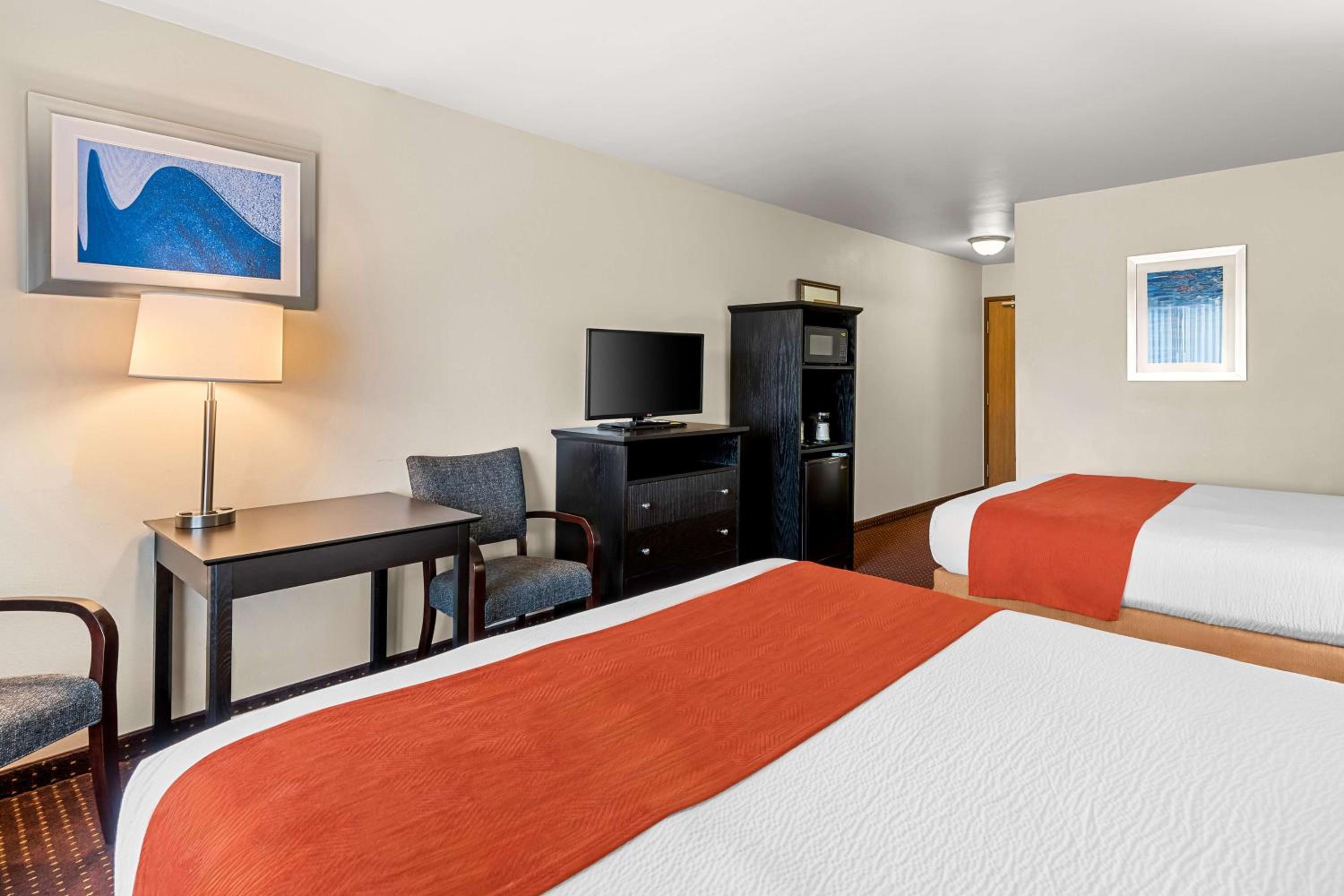 Queen Room with Two Queen Beds - Non-Smoking - Photo 4