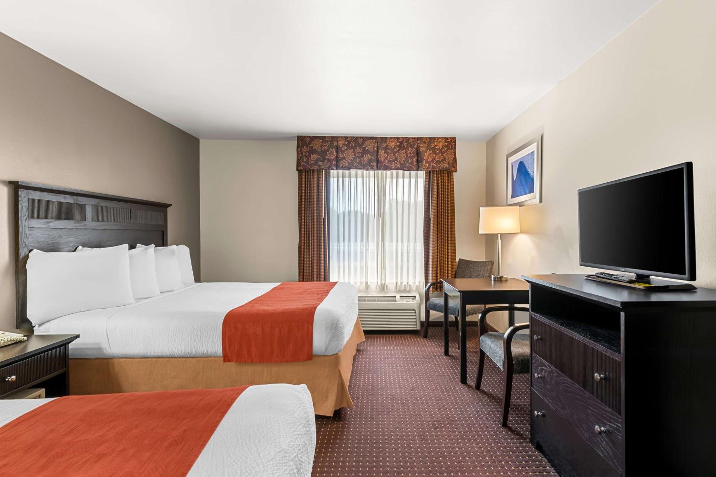 Queen Room with Two Queen Beds - Non-Smoking - Photo 2