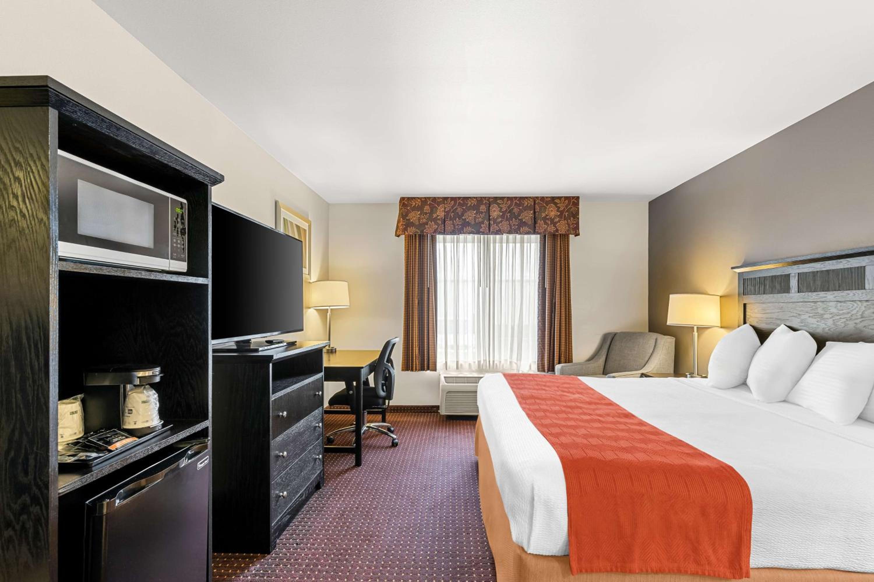 King Suite with Spa Bath and Walk-In Shower - Disability/Non-Smoking photo 3