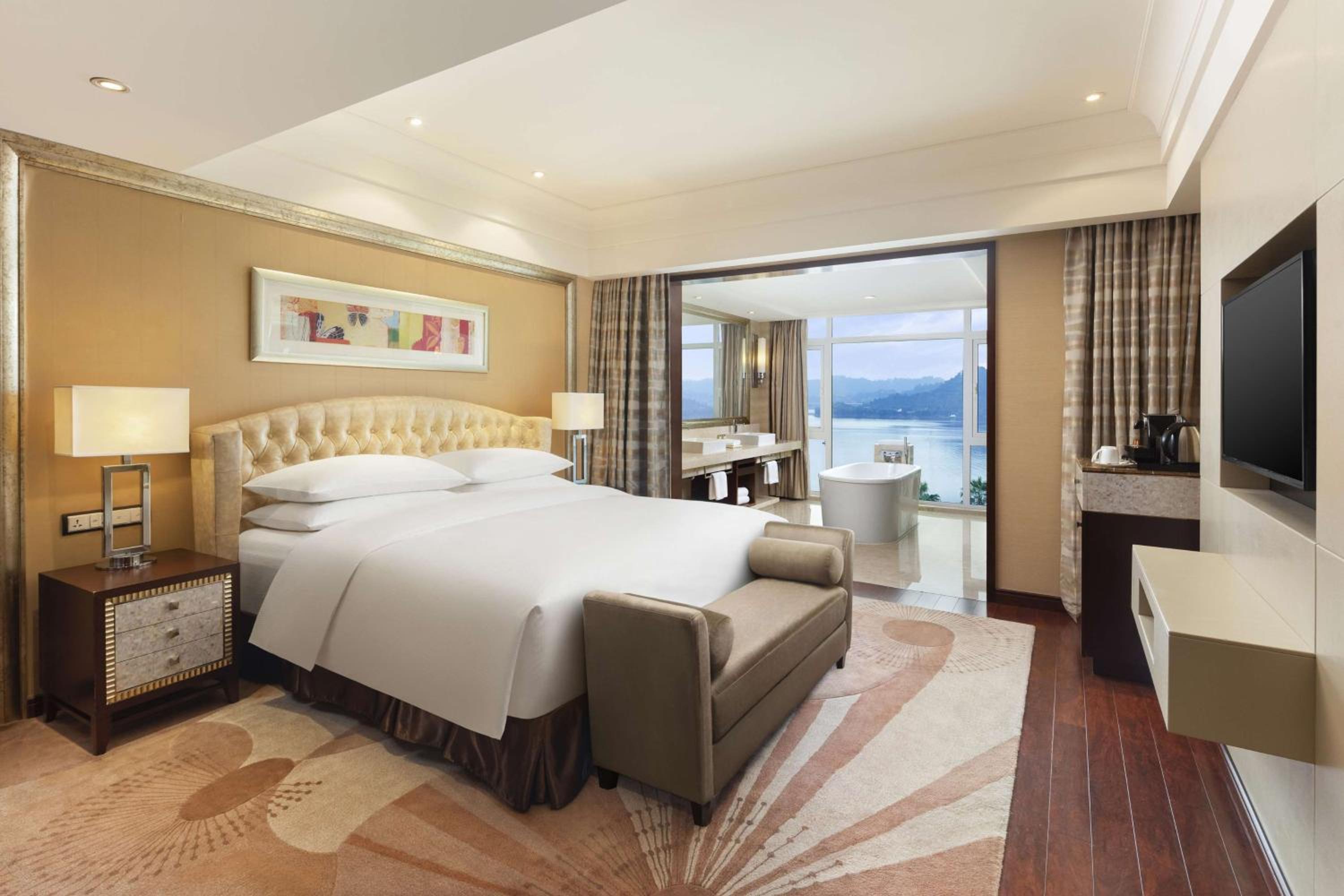 Grand King Room with Lake View - Photo 3
