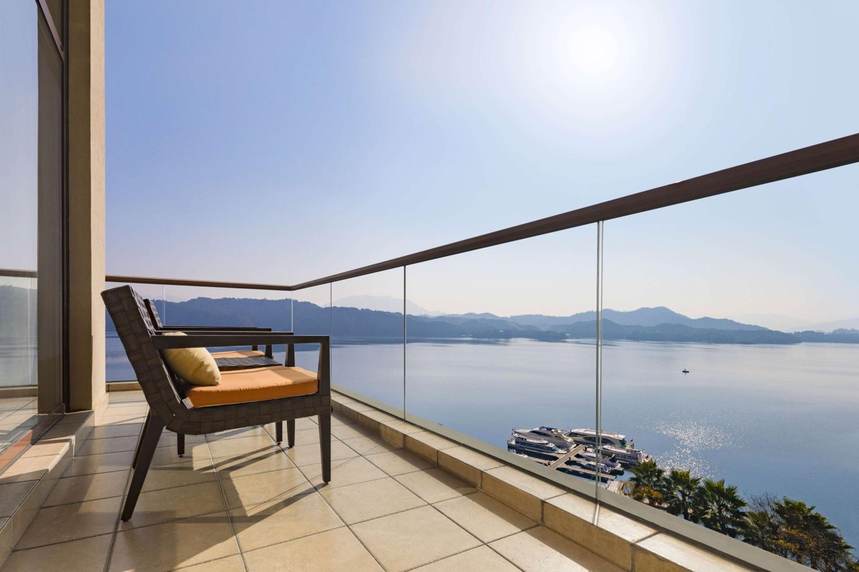 Grand King Room with Lake View - Photo 2