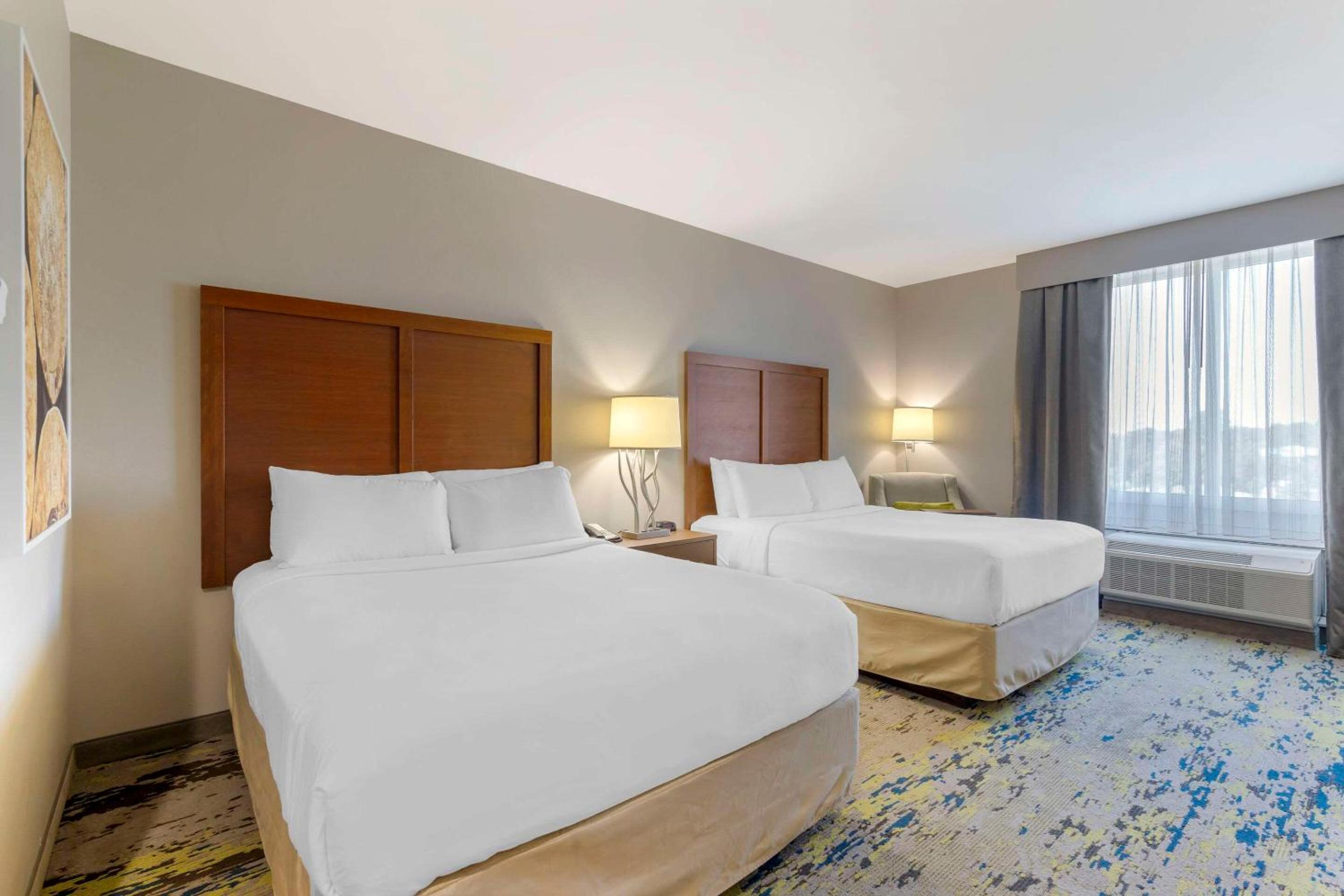 Queen Room with Two Queen Beds - Non-Smoking photo 1