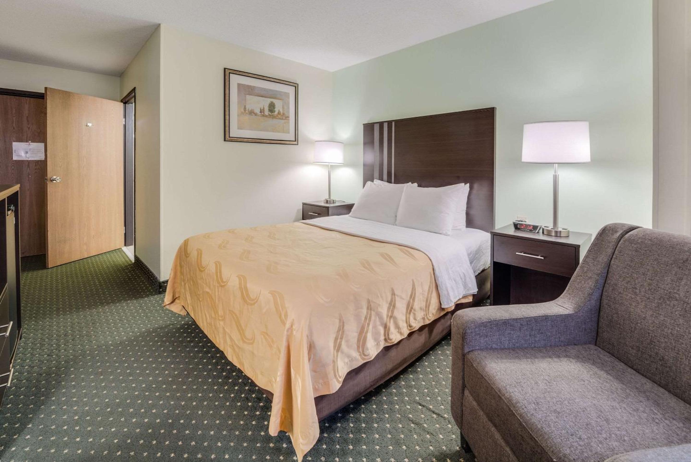 Queen Room with Roll-In Shower - Accessible/Non-Smoking photo 2