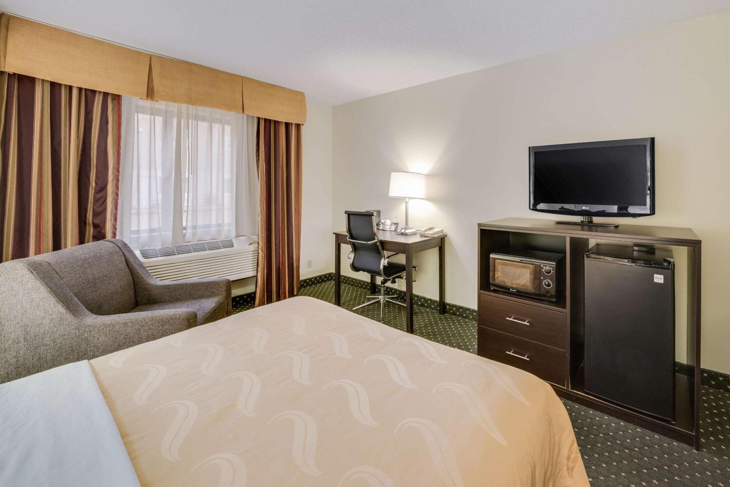 Queen Room with Roll-In Shower - Accessible/Non-Smoking photo 3
