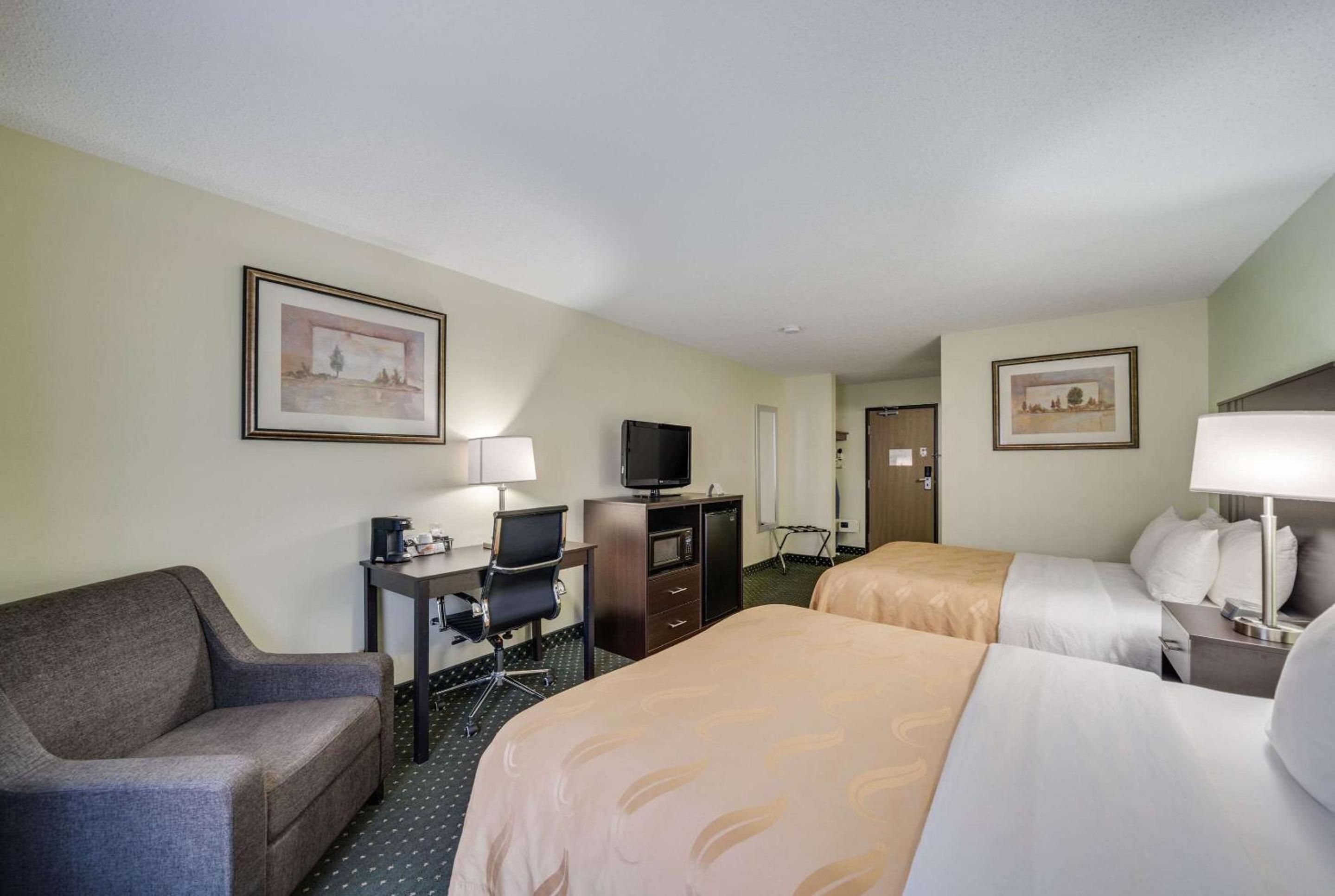 Queen Room with Two Queen Beds - Non-Smoking photo 2