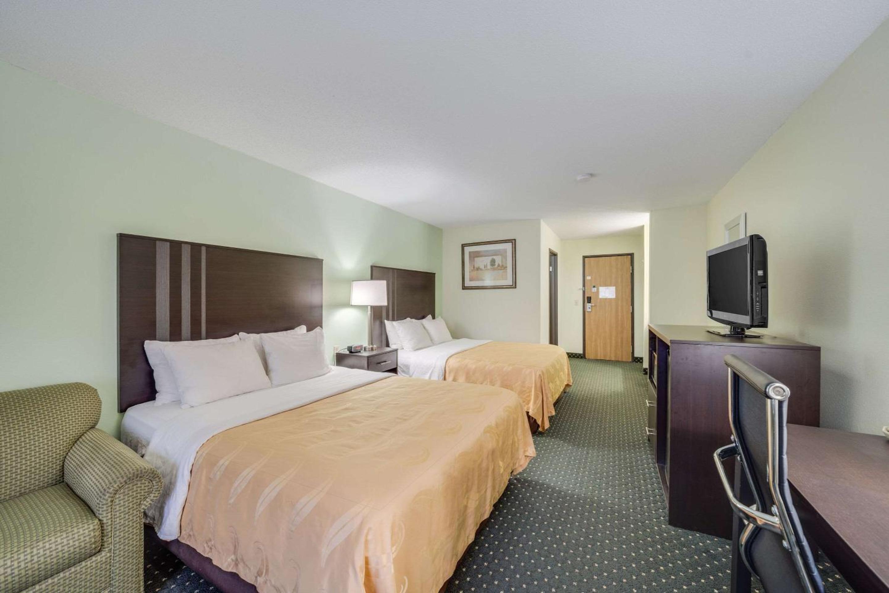 Queen Room with Two Queen Beds - Non-Smoking photo 3