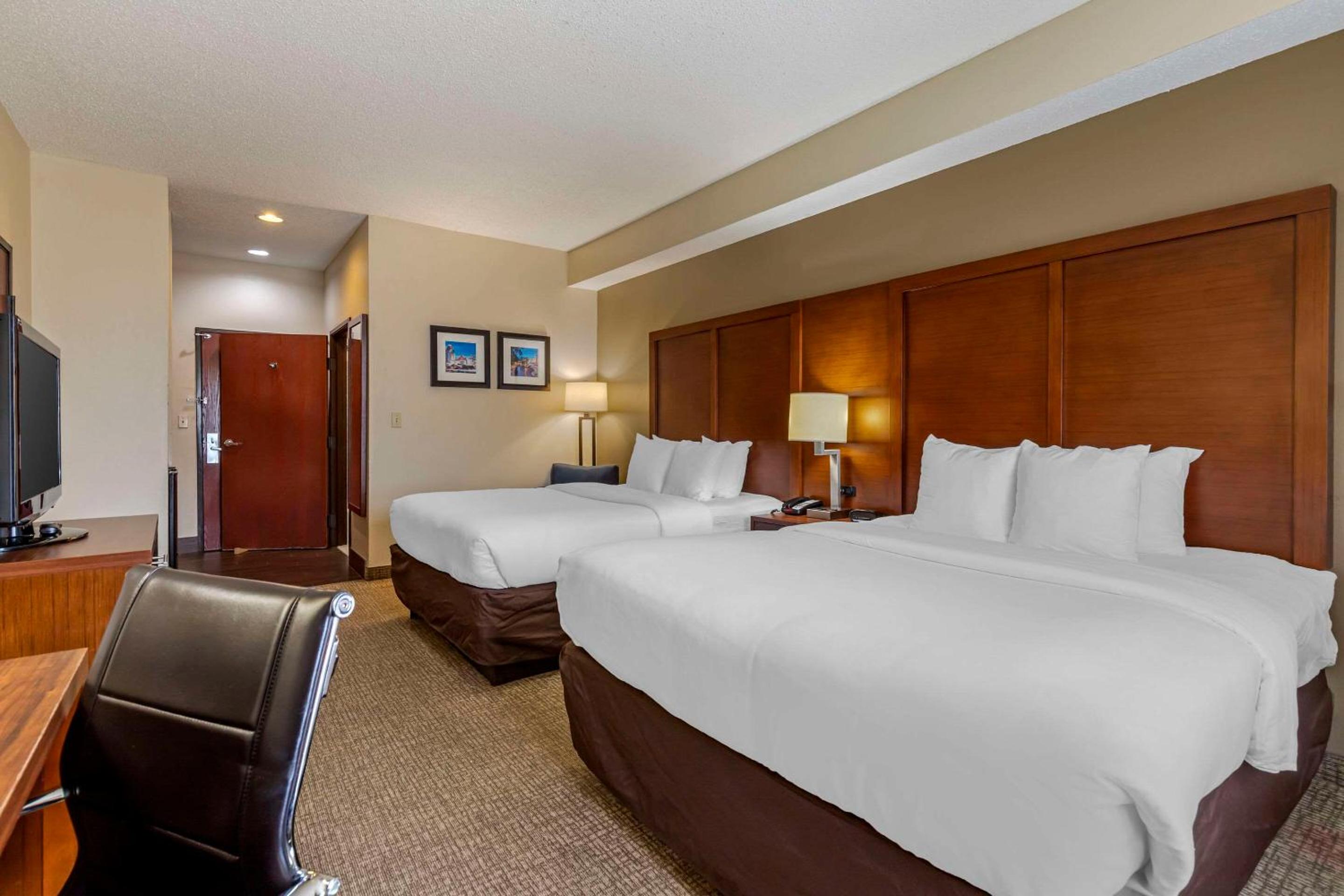 Queen Room with Two Queen Beds - Non-Smoking - Photo 1